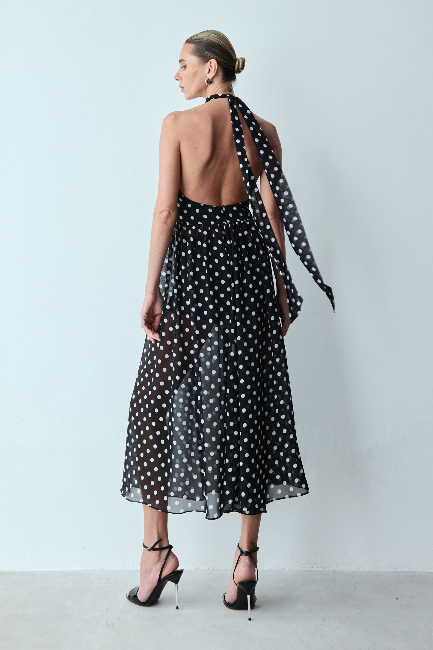 VESTIDO LONGO FRENTE UNICA ABERTURA MEIO BUSTO PRETO