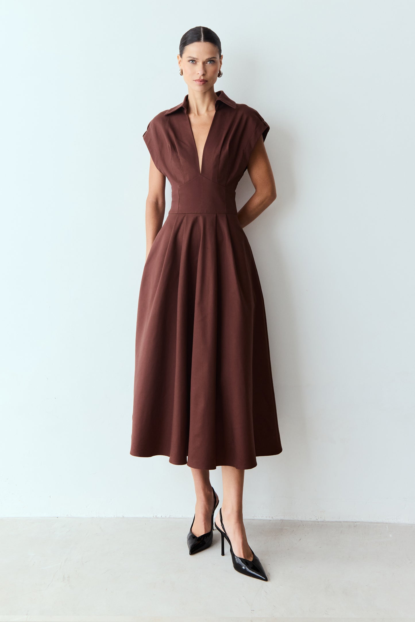 VESTIDO MIDI COS LARGO DECOTE V E GOLA TRADICIONAL MARROM ESCURO