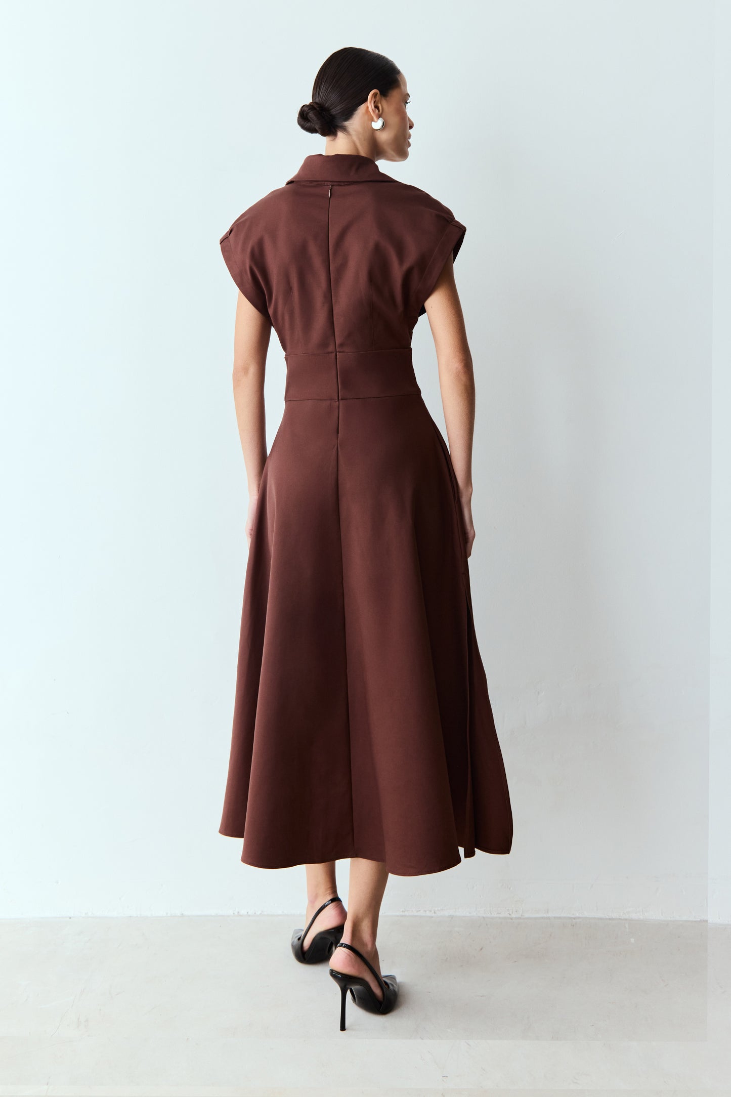 VESTIDO MIDI COS LARGO DECOTE V E GOLA TRADICIONAL MARROM ESCURO