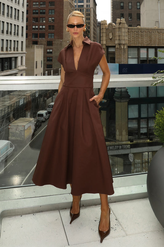 VESTIDO MIDI COS LARGO DECOTE V E GOLA TRADICIONAL MARROM ESCURO