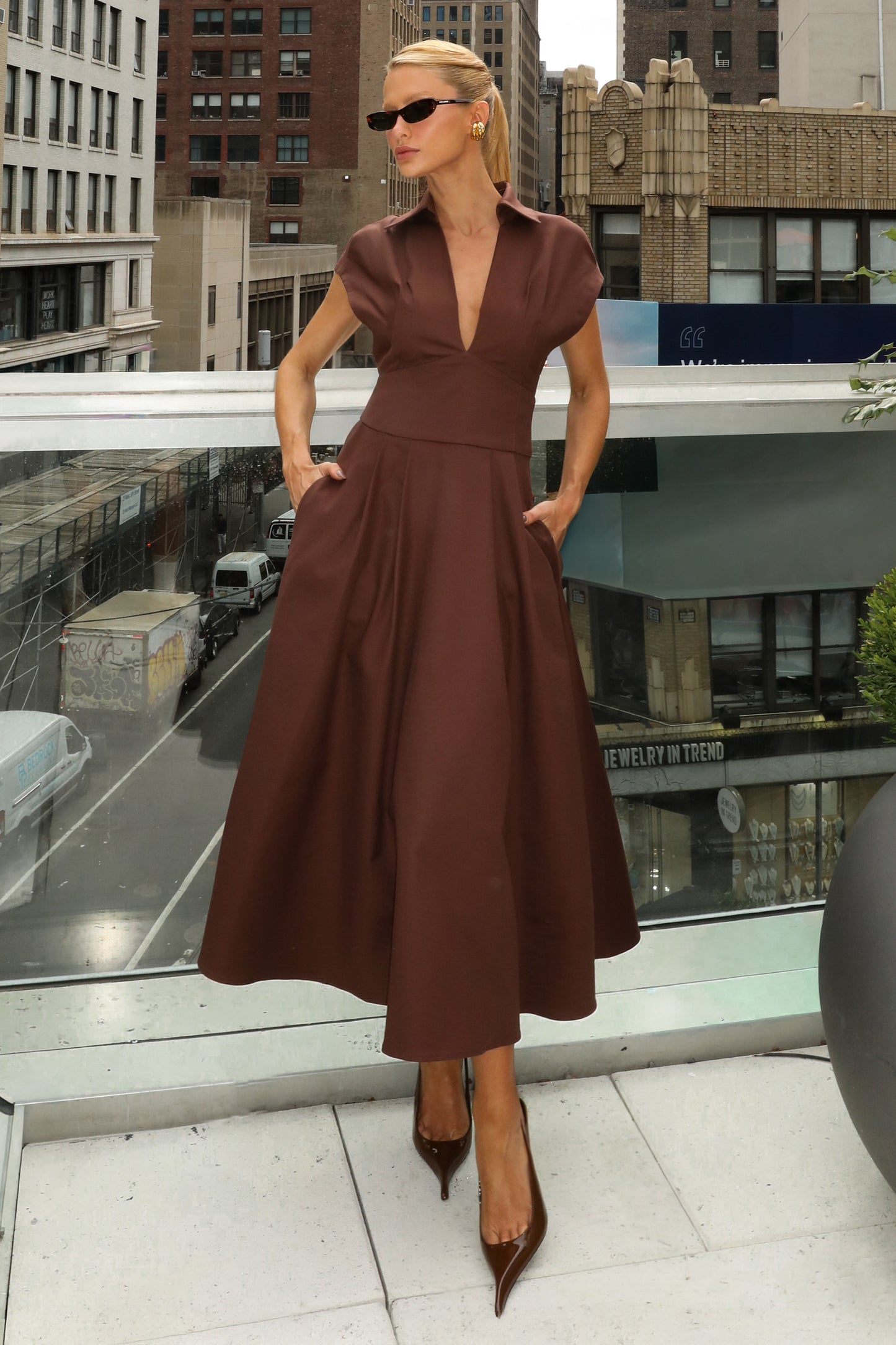 VESTIDO MIDI COS LARGO DECOTE V E GOLA TRADICIONAL MARROM ESCURO