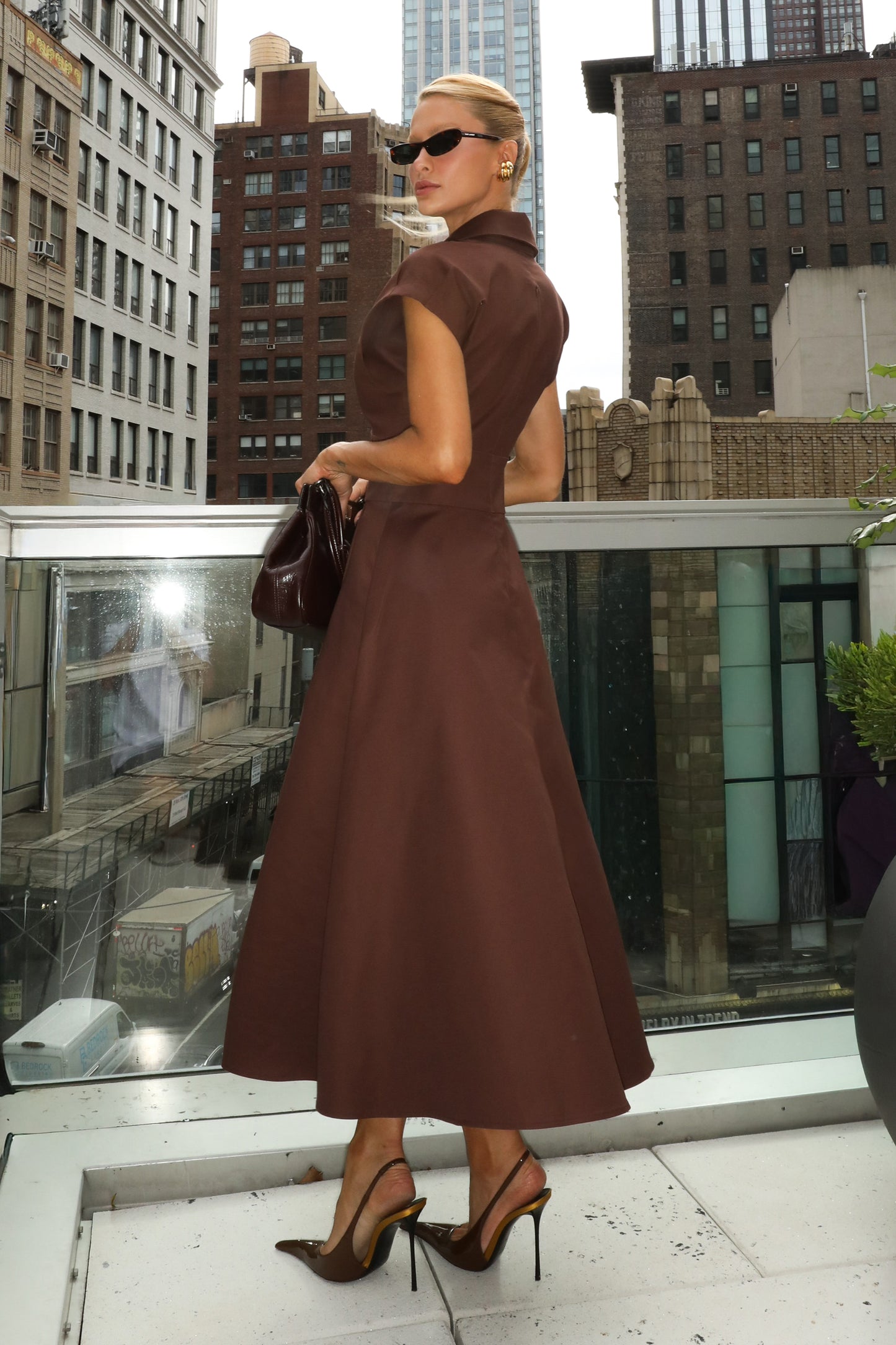 VESTIDO MIDI COS LARGO DECOTE V E GOLA TRADICIONAL MARROM ESCURO