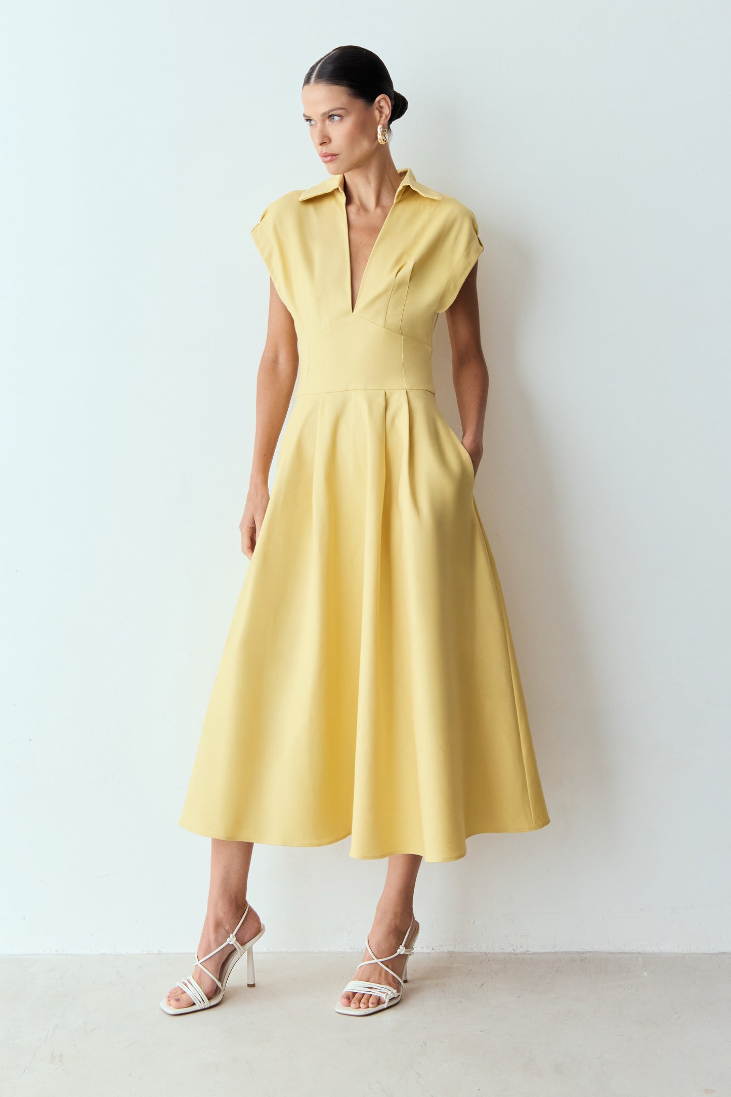 VESTIDO MIDI COS LARGO DECOTE V E GOLA TRADICIONAL AMARELO MANTEIGA