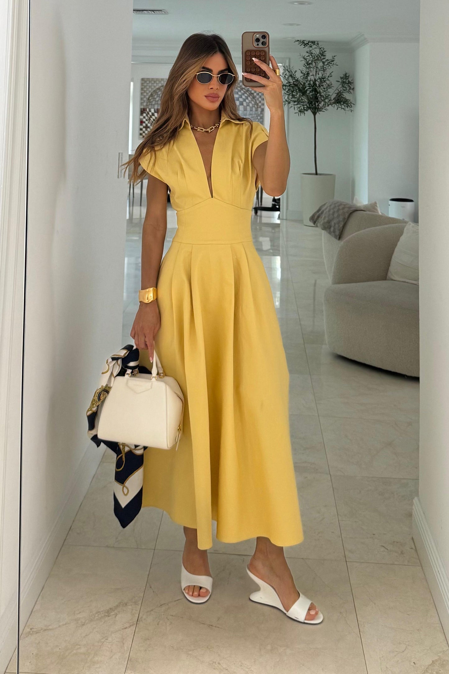 VESTIDO MIDI COS LARGO DECOTE V E GOLA TRADICIONAL AMARELO MANTEIGA