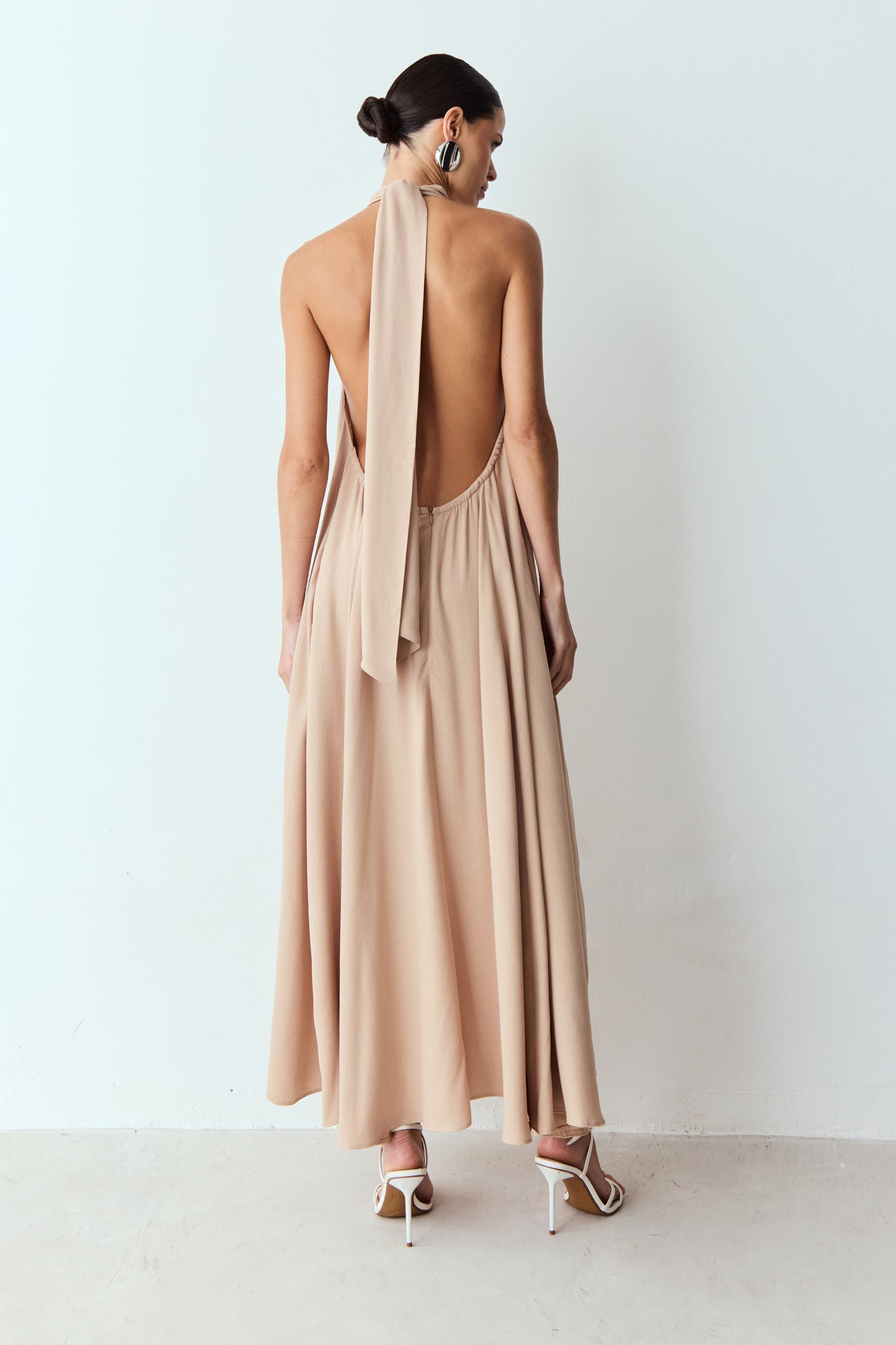 VESTIDO MIDI FRENTE UNICA GOLA ALTA CAIMENTO AMPLO KAKI
