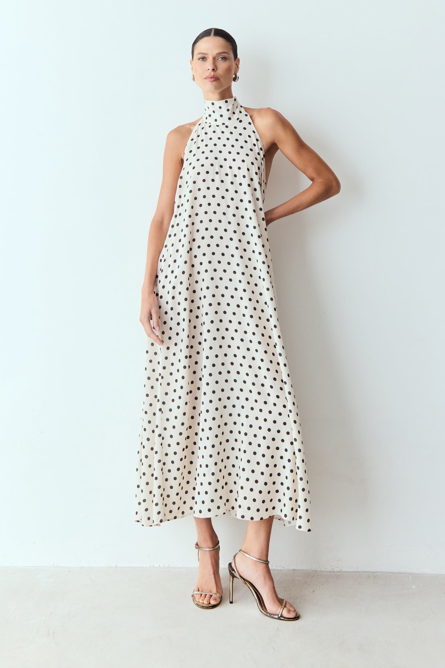 VESTIDO MIDI FRENTE UNICA GOLA ALTA CAIMENTO AMPLO POÁ BRANCO COM PRETO