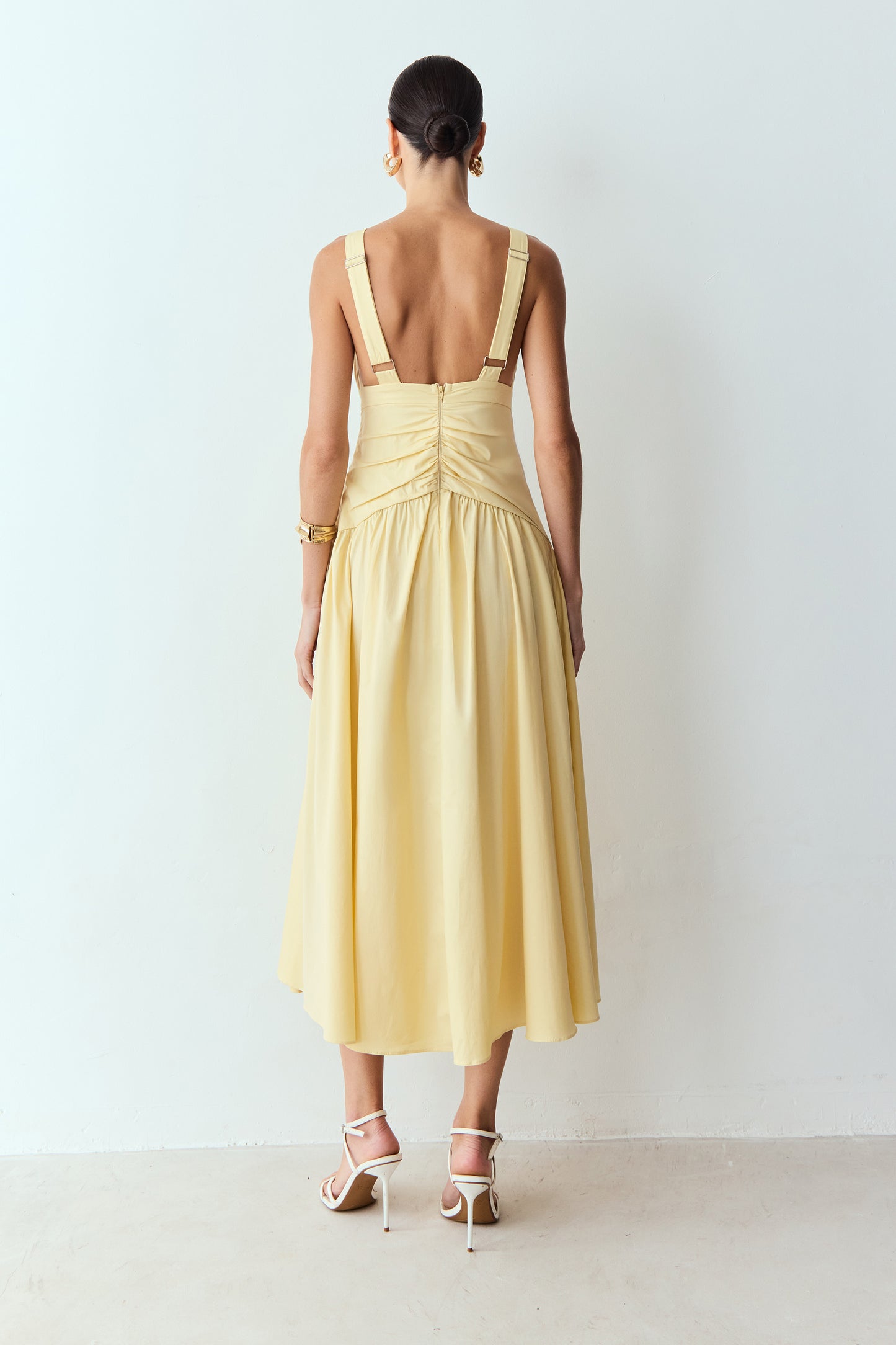VESTIDO MIDI FRANZIDO FRENTE E COSTAS DETALHE LAÇO AMARELO MANTEIGA