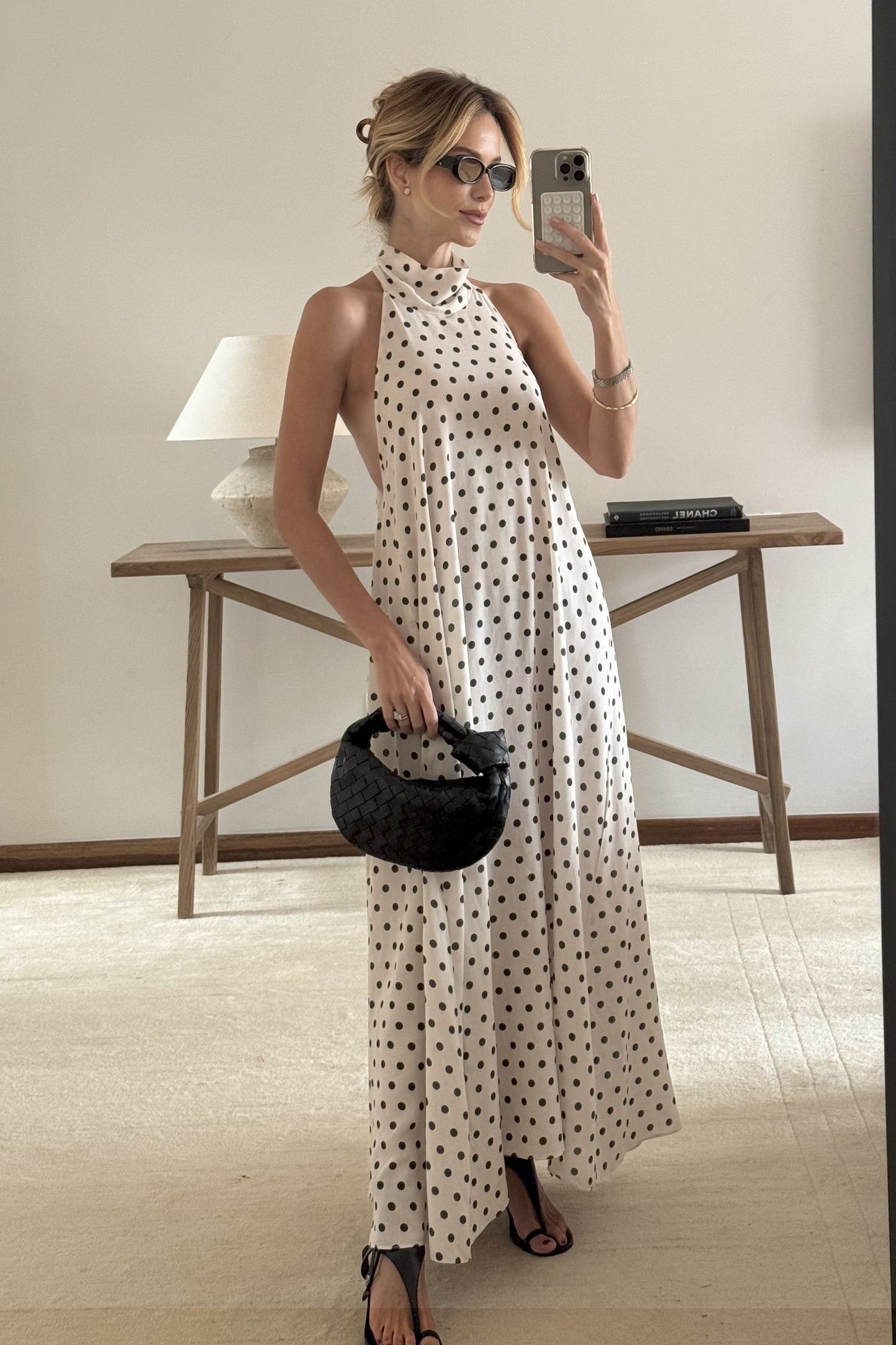 VESTIDO MIDI FRENTE UNICA GOLA ALTA CAIMENTO AMPLO BRANCO COM PRETO