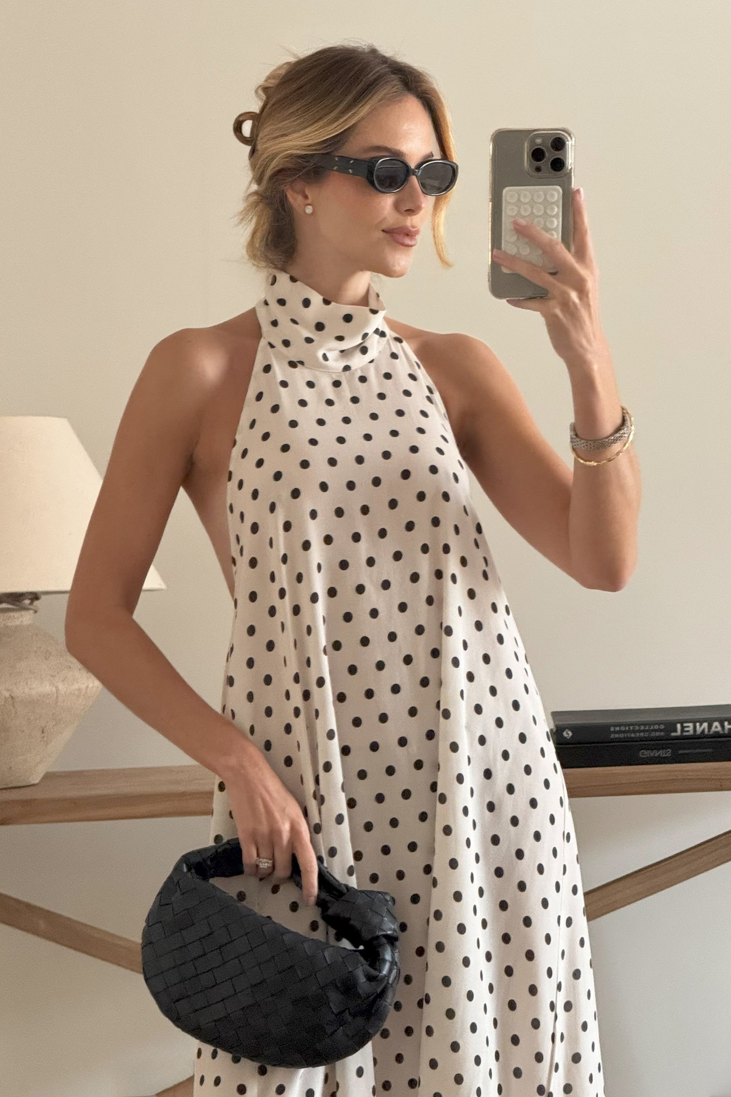 VESTIDO MIDI FRENTE UNICA GOLA ALTA CAIMENTO AMPLO BRANCO COM PRETO