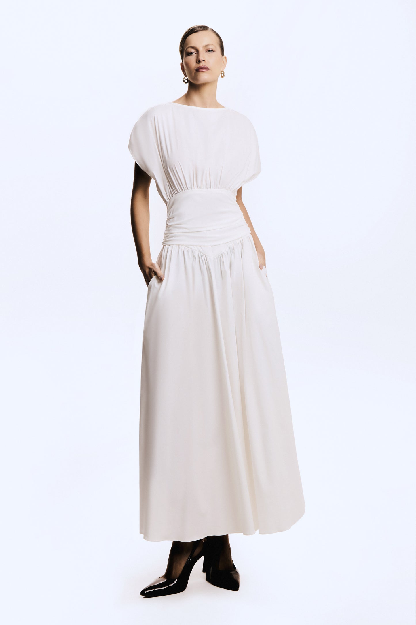 VESTIDO MIDI COS LARGO E ACINTURADO E MANGA AMPLA OFF WHITE