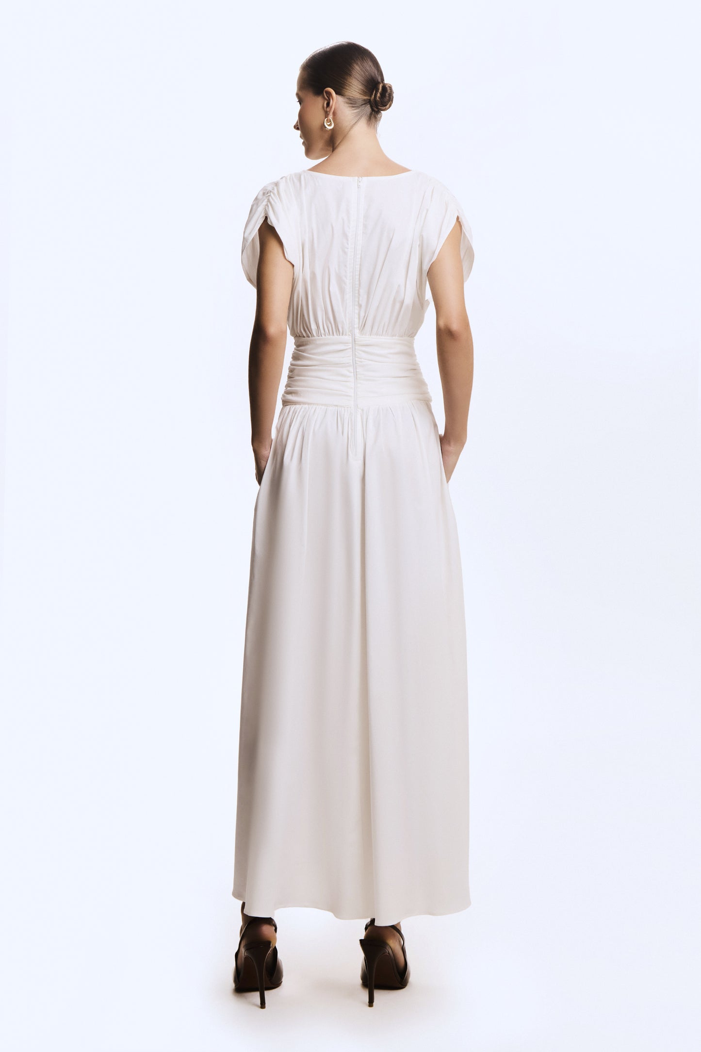 VESTIDO MIDI COS LARGO E ACINTURADO E MANGA AMPLA OFF WHITE