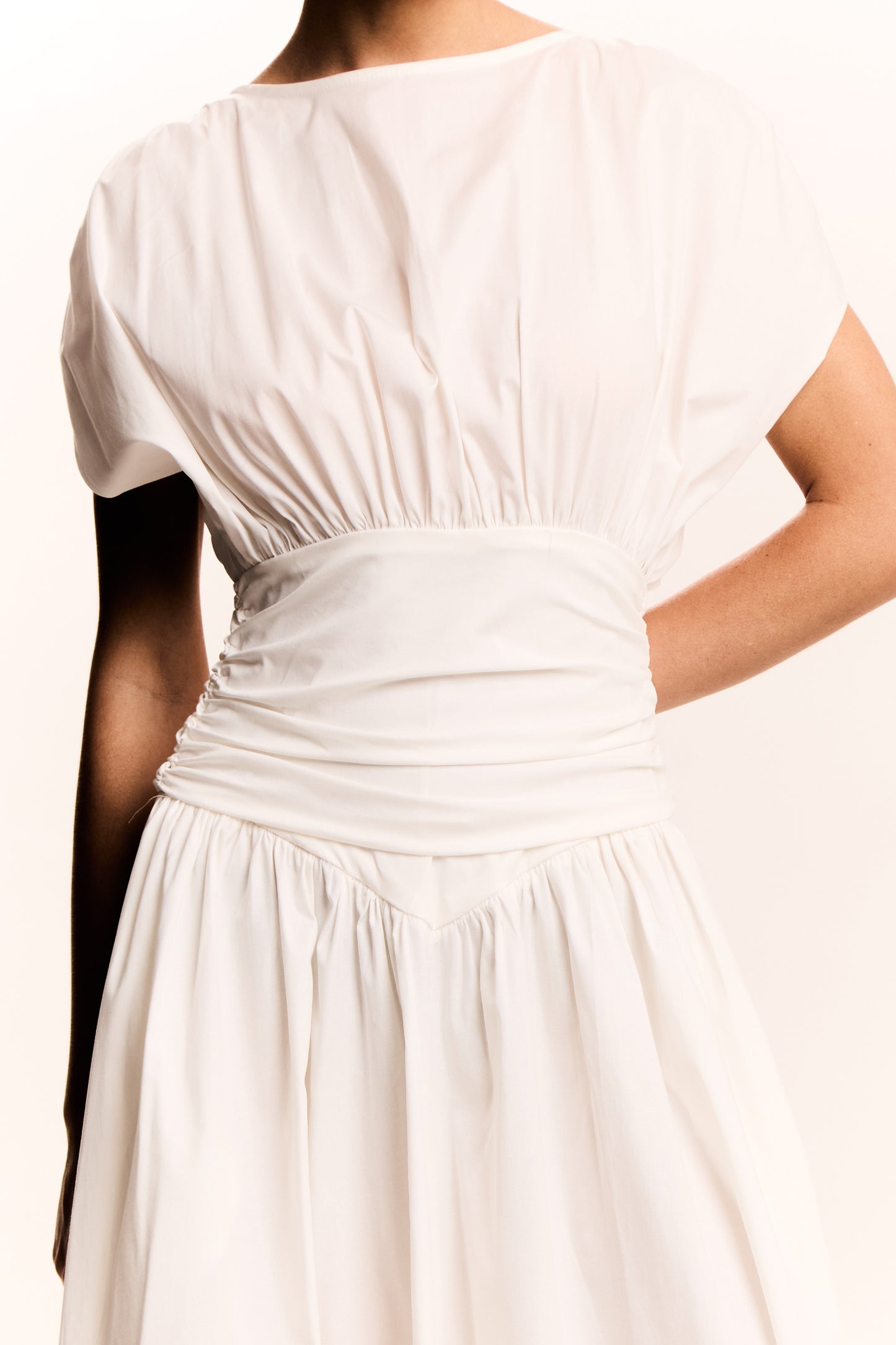 VESTIDO MIDI COS LARGO E ACINTURADO E MANGA AMPLA OFF WHITE