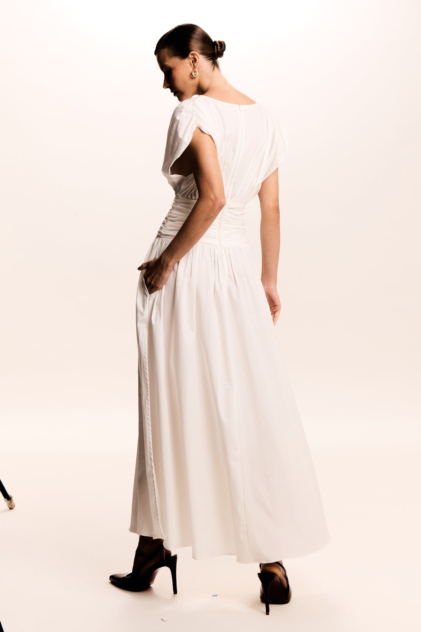 VESTIDO MIDI COS LARGO E ACINTURADO E MANGA AMPLA OFF WHITE