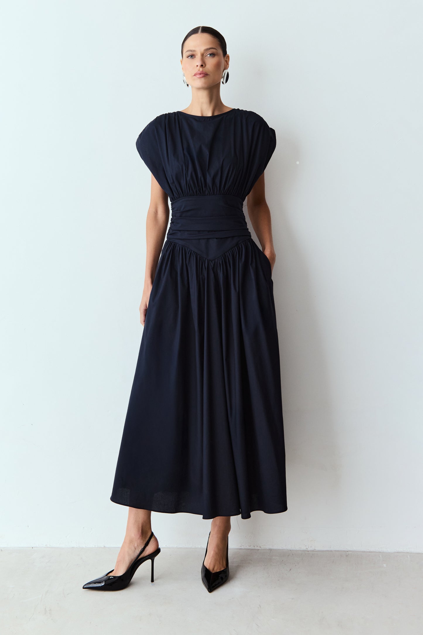 VESTIDO MIDI COS LARGO E ACINTURADO E MANGA AMPLA AZUL MARINHO