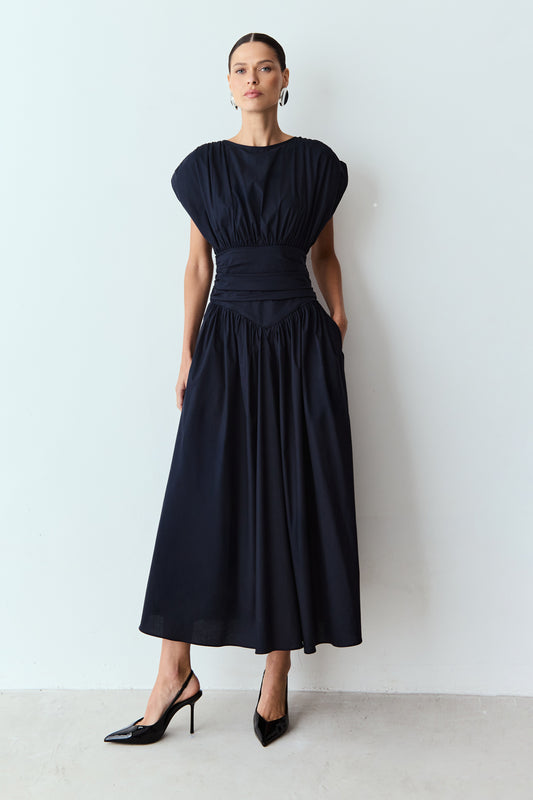 VESTIDO MIDI COS LARGO E ACINTURADO E MANGA AMPLA AZUL MARINHO