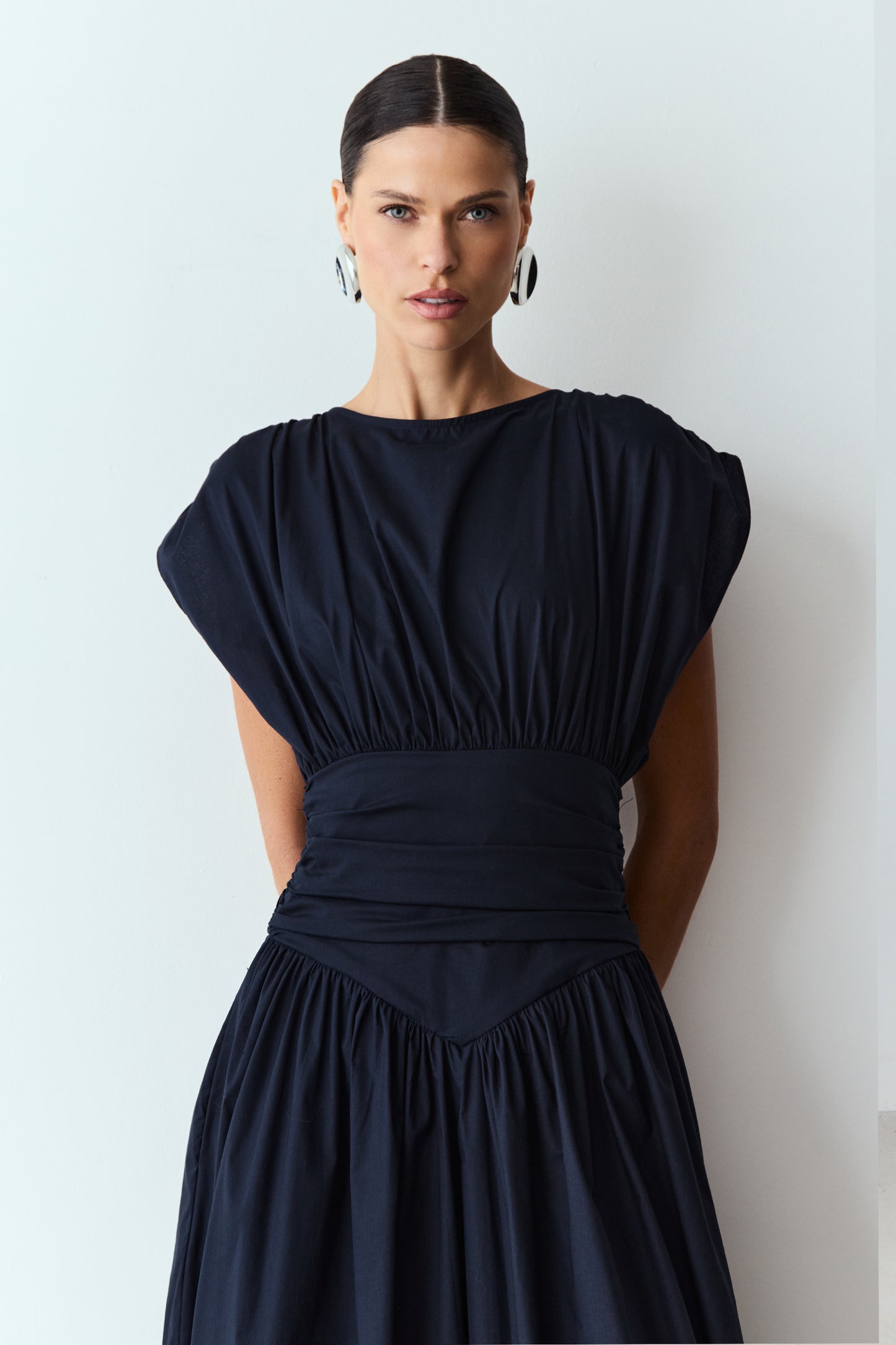 VESTIDO MIDI COS LARGO E ACINTURADO E MANGA AMPLA AZUL MARINHO