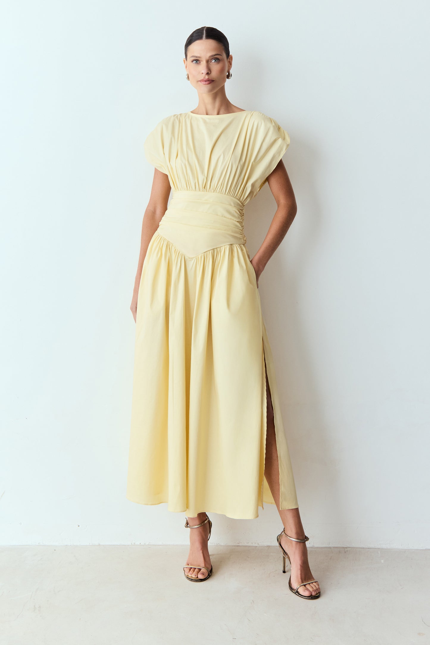 VESTIDO MIDI COS LARGO E ACINTURADO E MANGA AMPLA AMARELO MANTEIGA