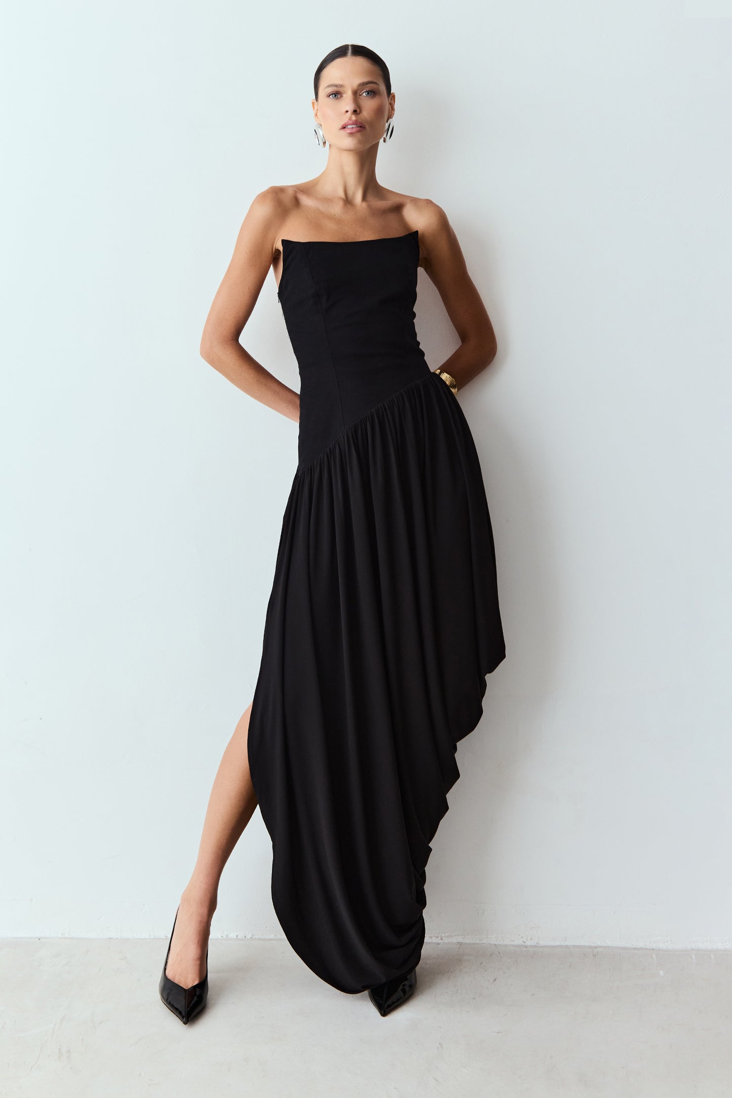 VESTIDO MIDI TOMARA QUE CAIA COM SAIA FLUIDA PRETO