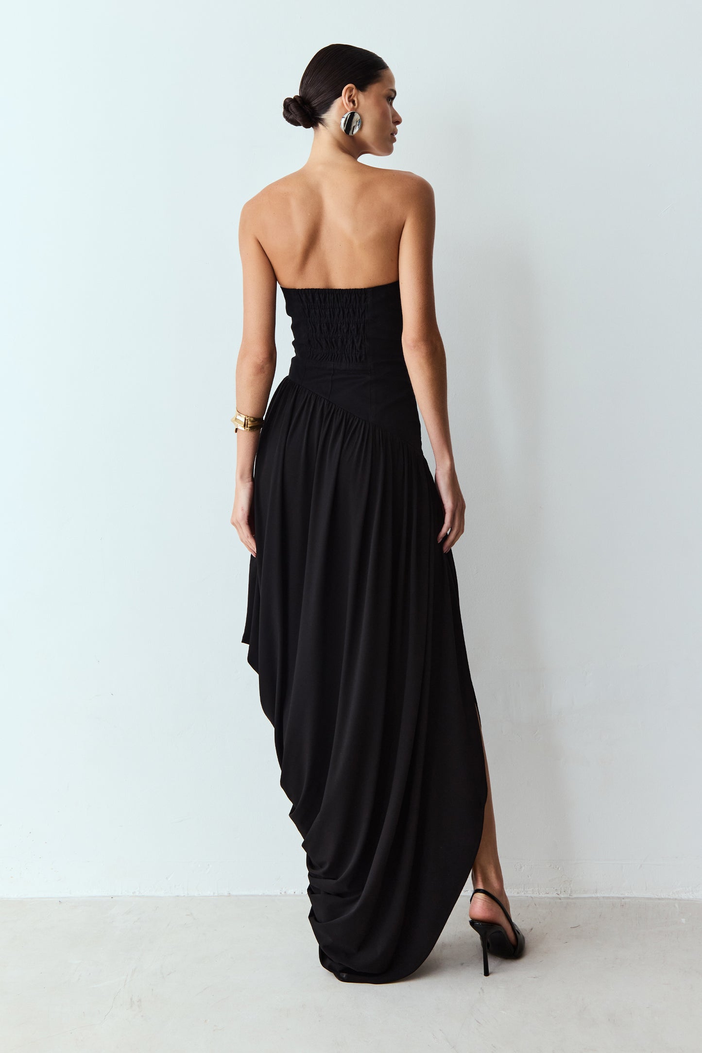 VESTIDO MIDI TOMARA QUE CAIA COM SAIA FLUIDA PRETO