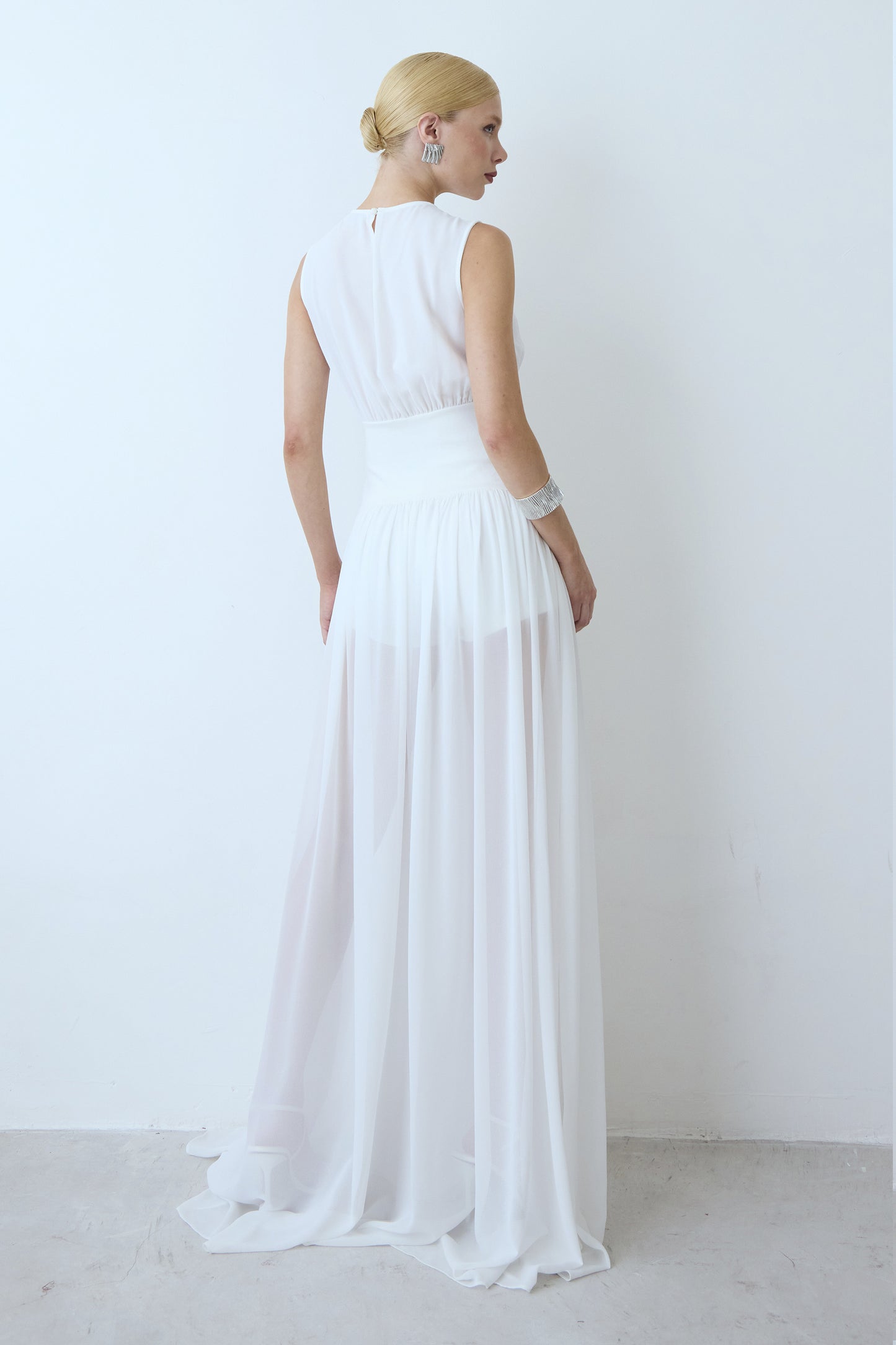 VESTIDO LONGO ACINTURADO CORPO E BARRA FLUIDA OFF WHITE