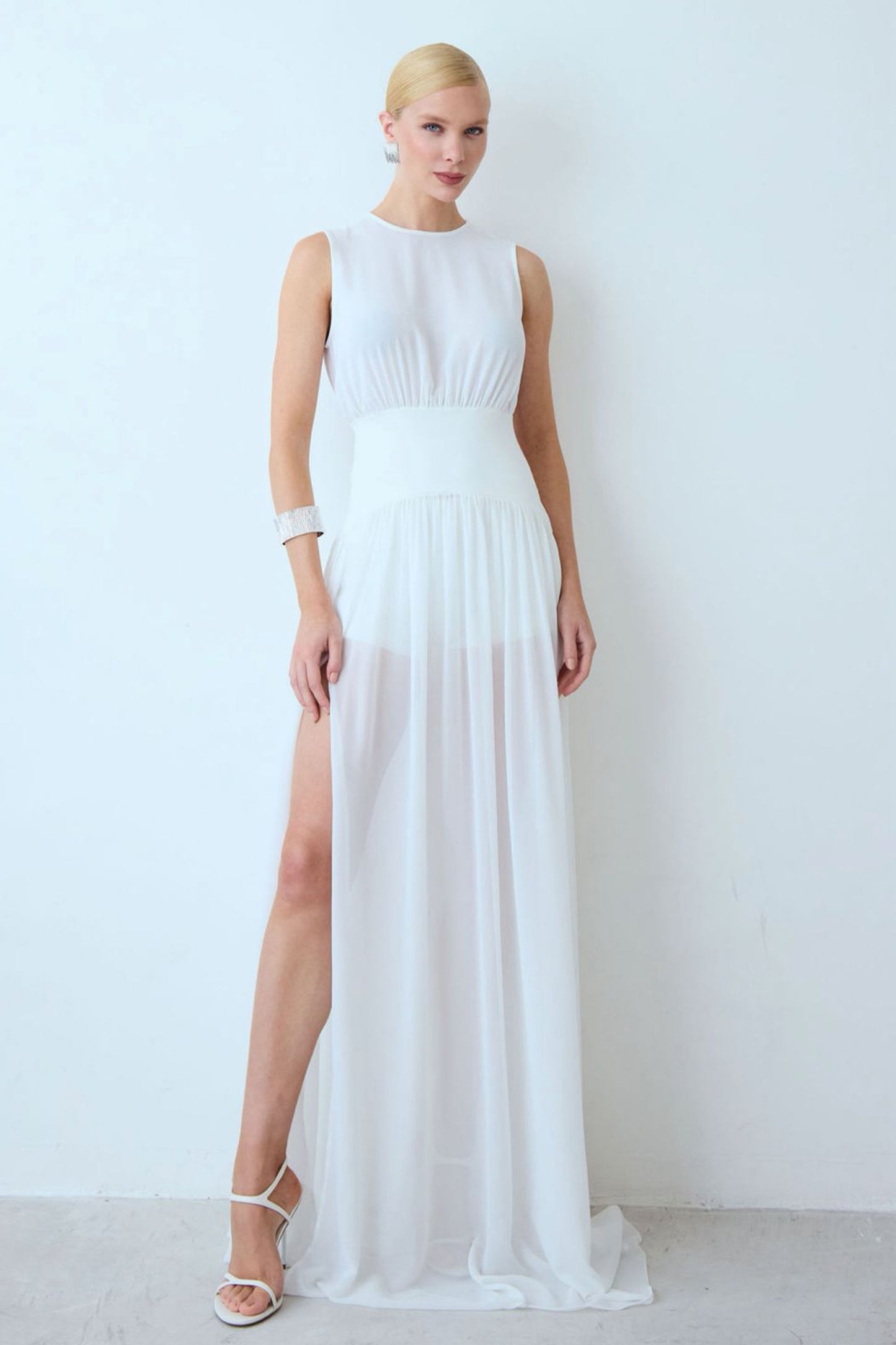 VESTIDO LONGO ACINTURADO CORPO E BARRA FLUIDA OFF WHITE