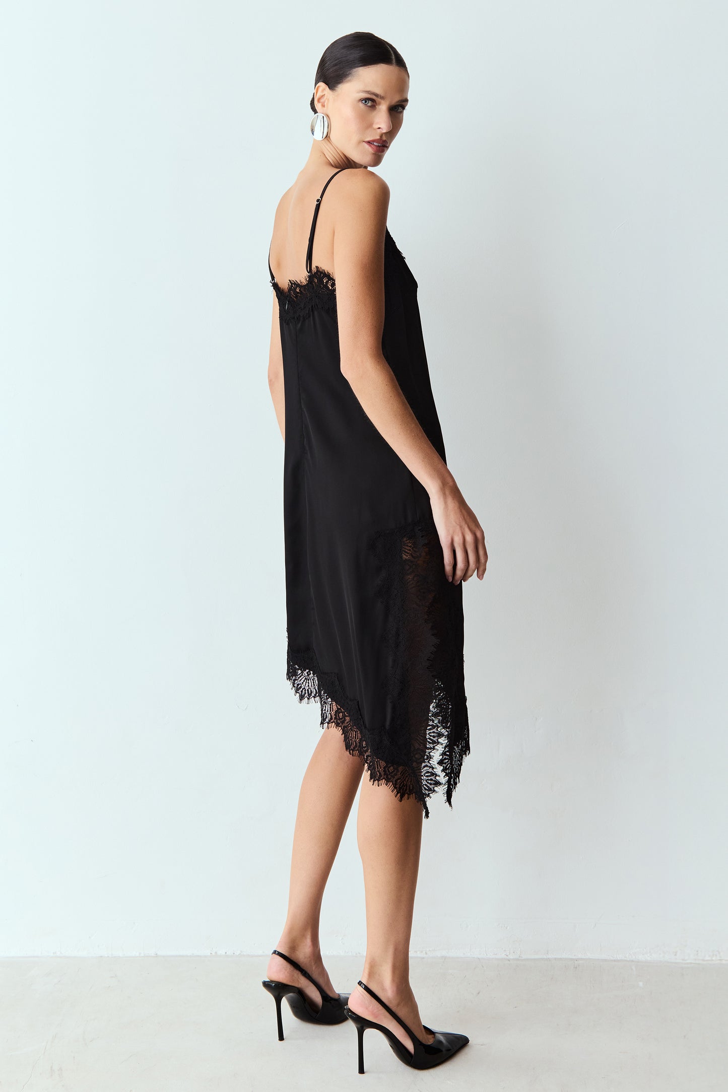 VESTIDO SLIP DRESS ALÇAS FINAS E BARRA ASSIMÉTRICA COM DETALHES EM RENDA PRETO