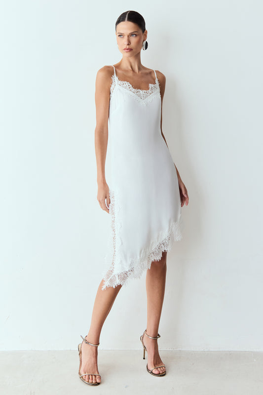 VESTIDO SLIP DRESS ALÇAS FINAS E BARRA ASSIMÉTRICA COM DETALHES EM RENDA OFF WHITE