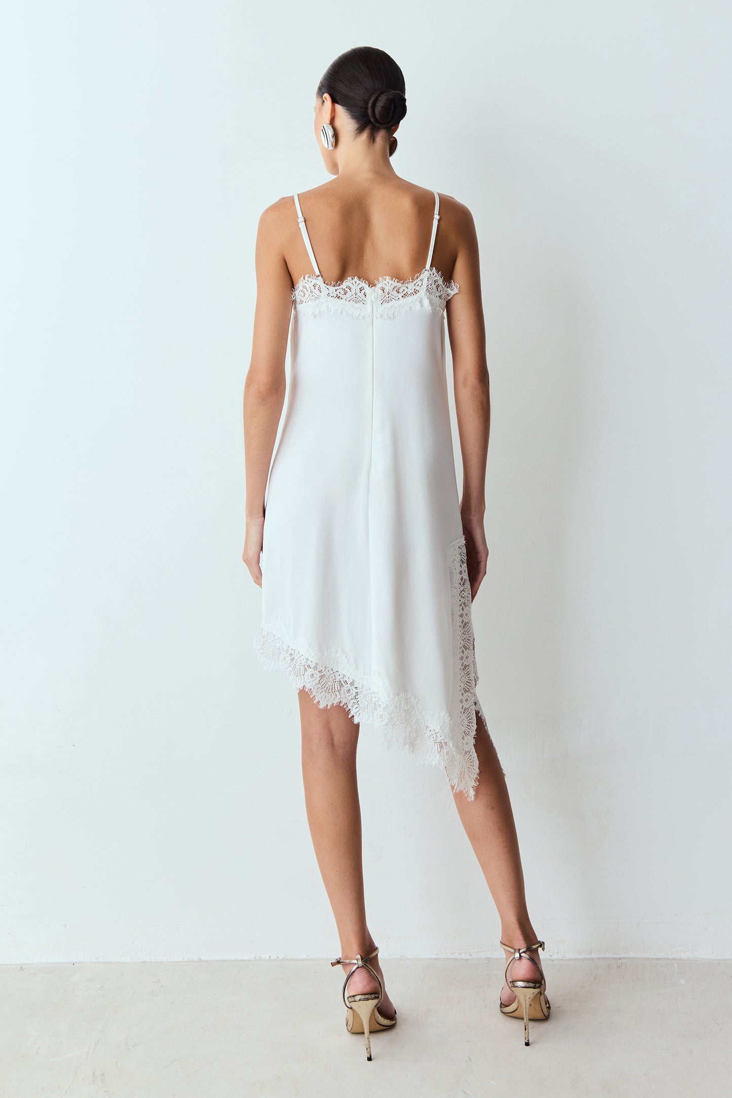 VESTIDO SLIP DRESS ALÇAS FINAS E BARRA ASSIMÉTRICA COM DETALHES EM RENDA OFF WHITE