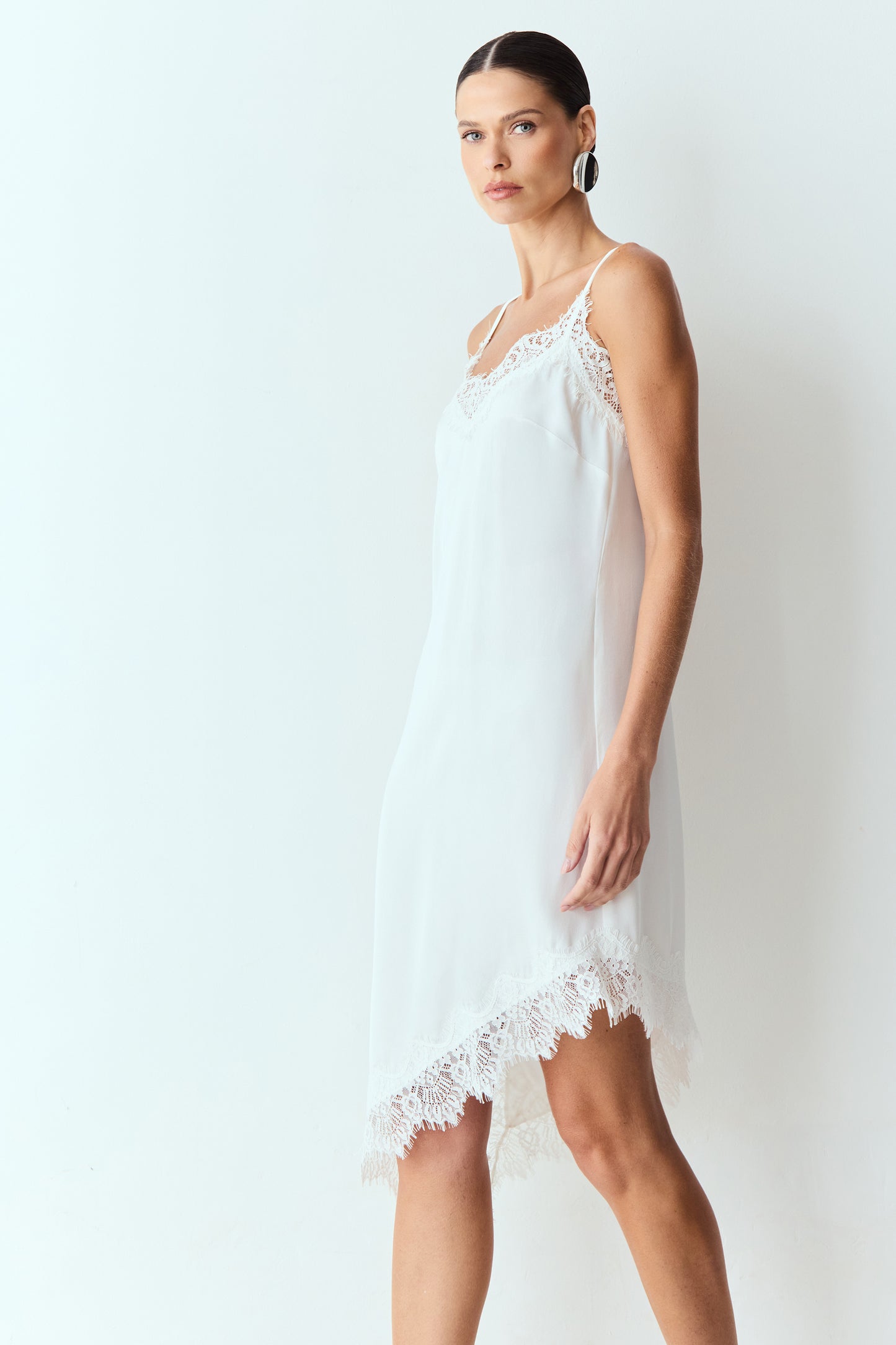 VESTIDO SLIP DRESS ALÇAS FINAS E BARRA ASSIMÉTRICA COM DETALHES EM RENDA OFF WHITE