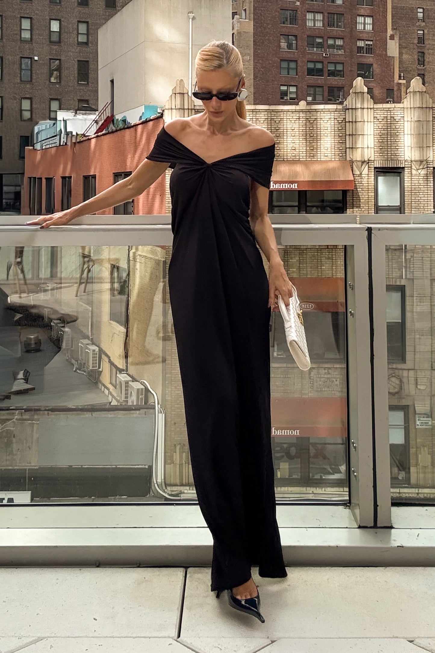 VESTIDO LONGO COM NO FRONTAL E SOBREPOSIÇÃO OMBROS PRETO