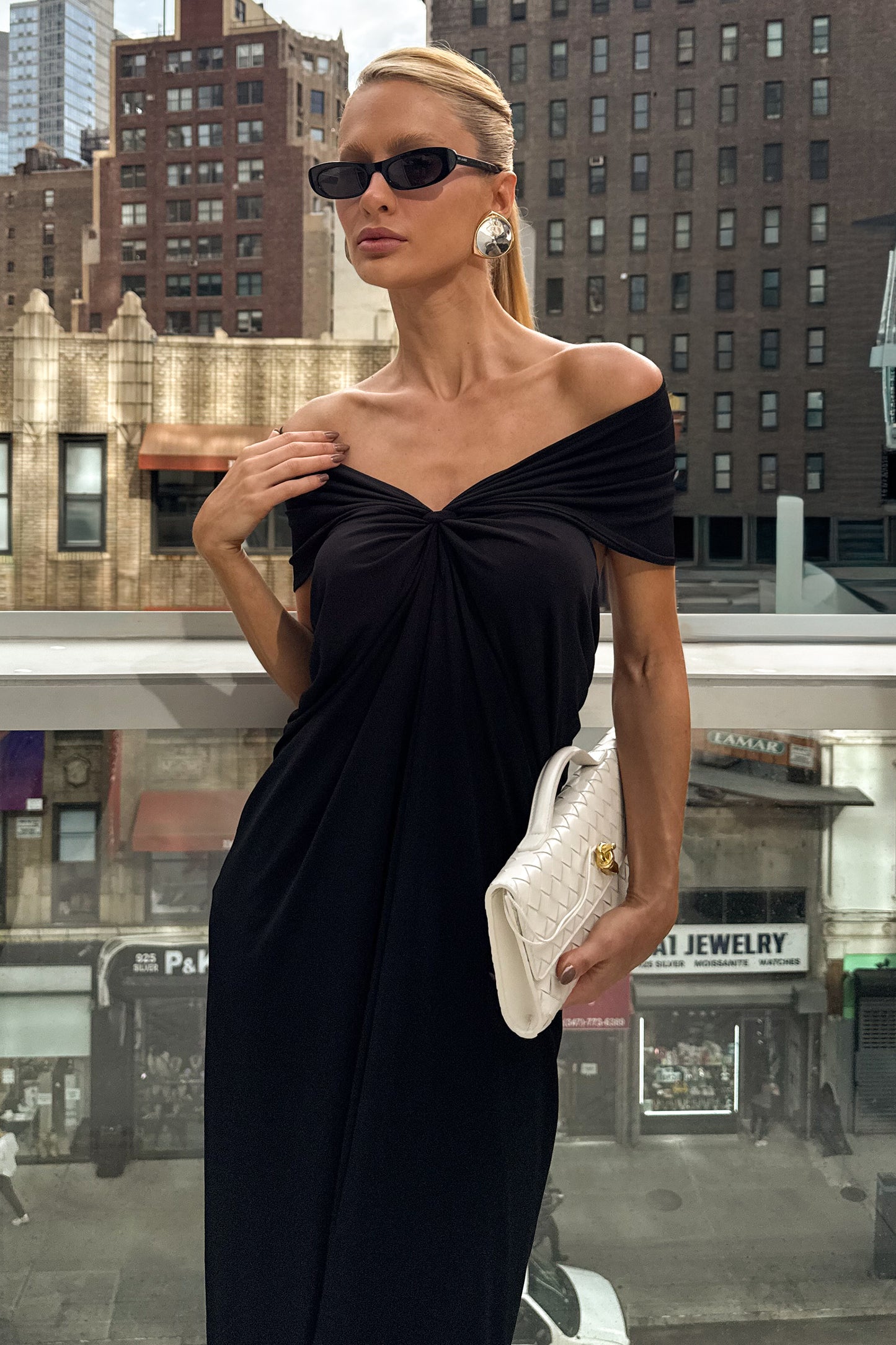 VESTIDO LONGO COM NO FRONTAL E SOBREPOSIÇÃO OMBROS PRETO