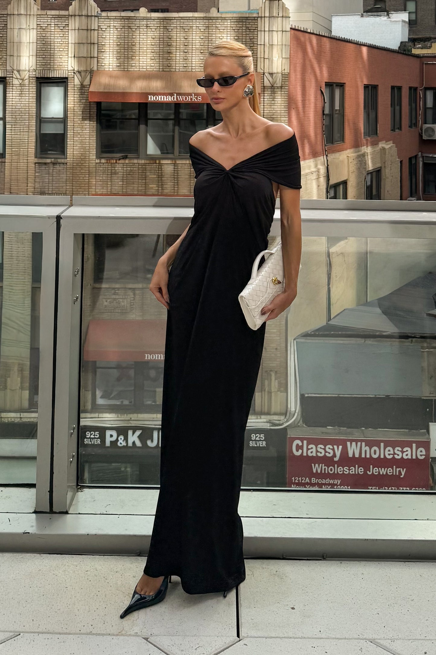 VESTIDO LONGO COM NO FRONTAL E SOBREPOSIÇÃO OMBROS PRETO