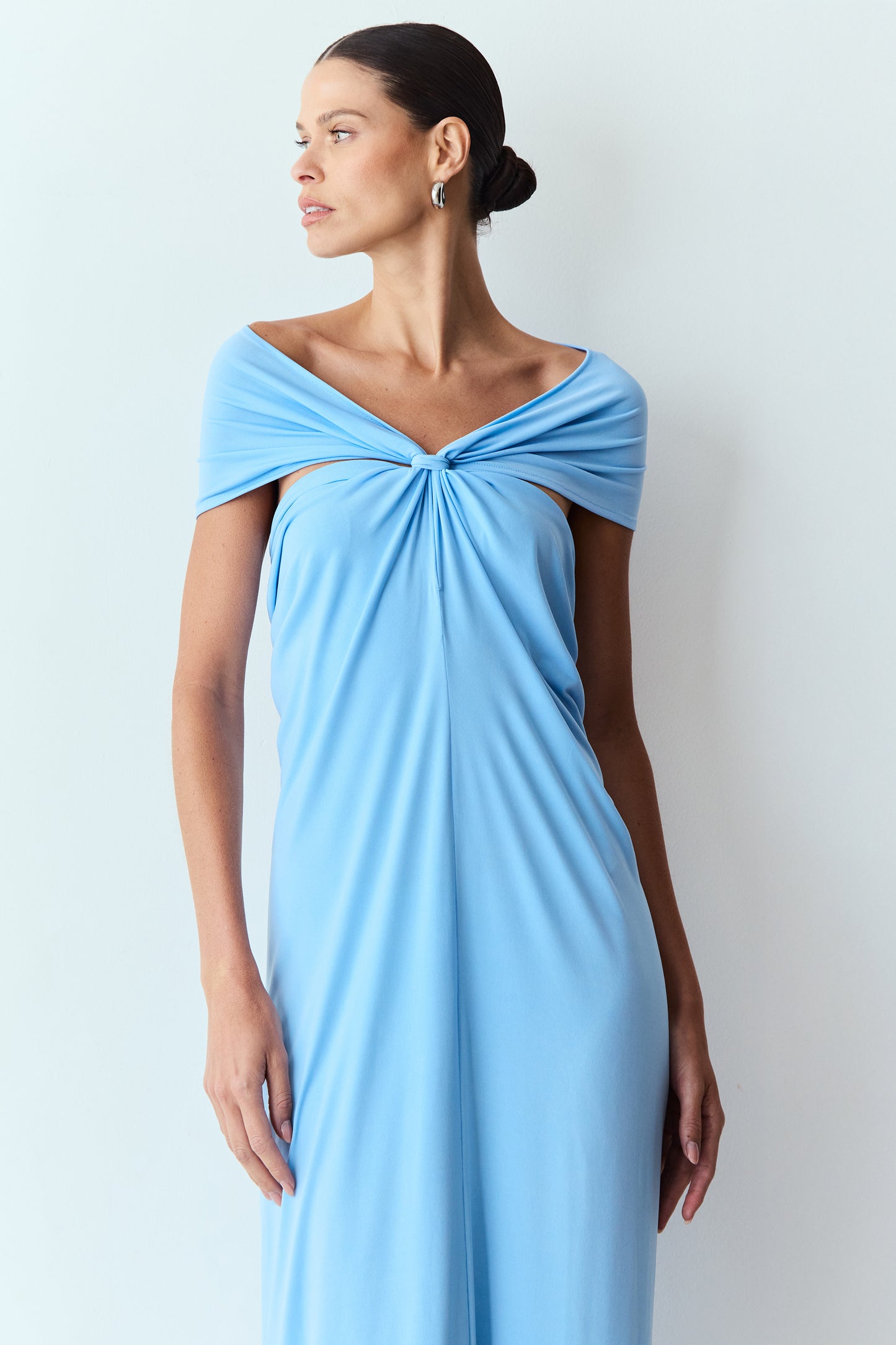 VESTIDO LONGO COM NO FRONTAL E SOBREPOSIÇÃO OMBROS AZUL MEDITERRANEO