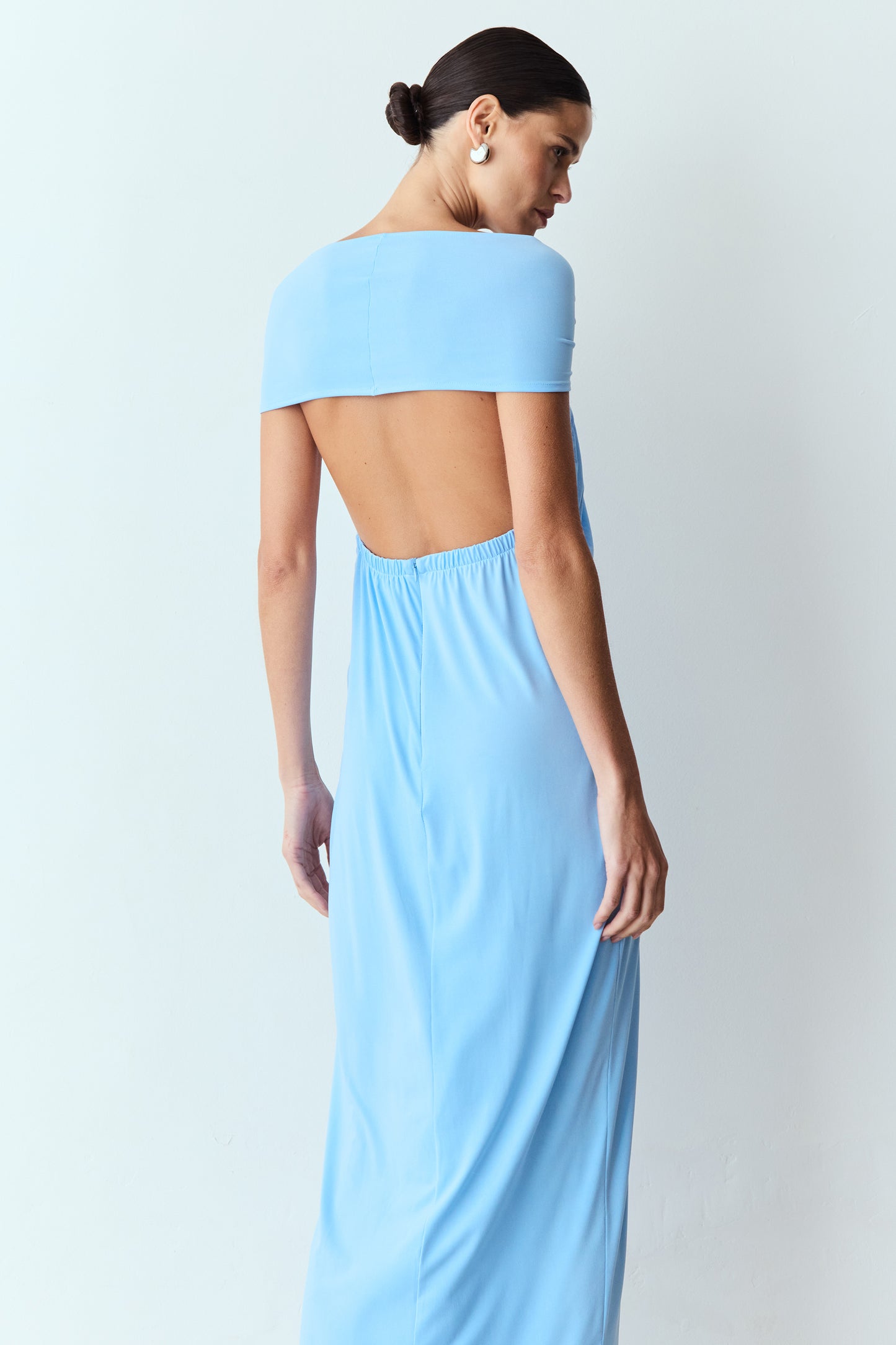 VESTIDO LONGO COM NO FRONTAL E SOBREPOSIÇÃO OMBROS AZUL MEDITERRANEO