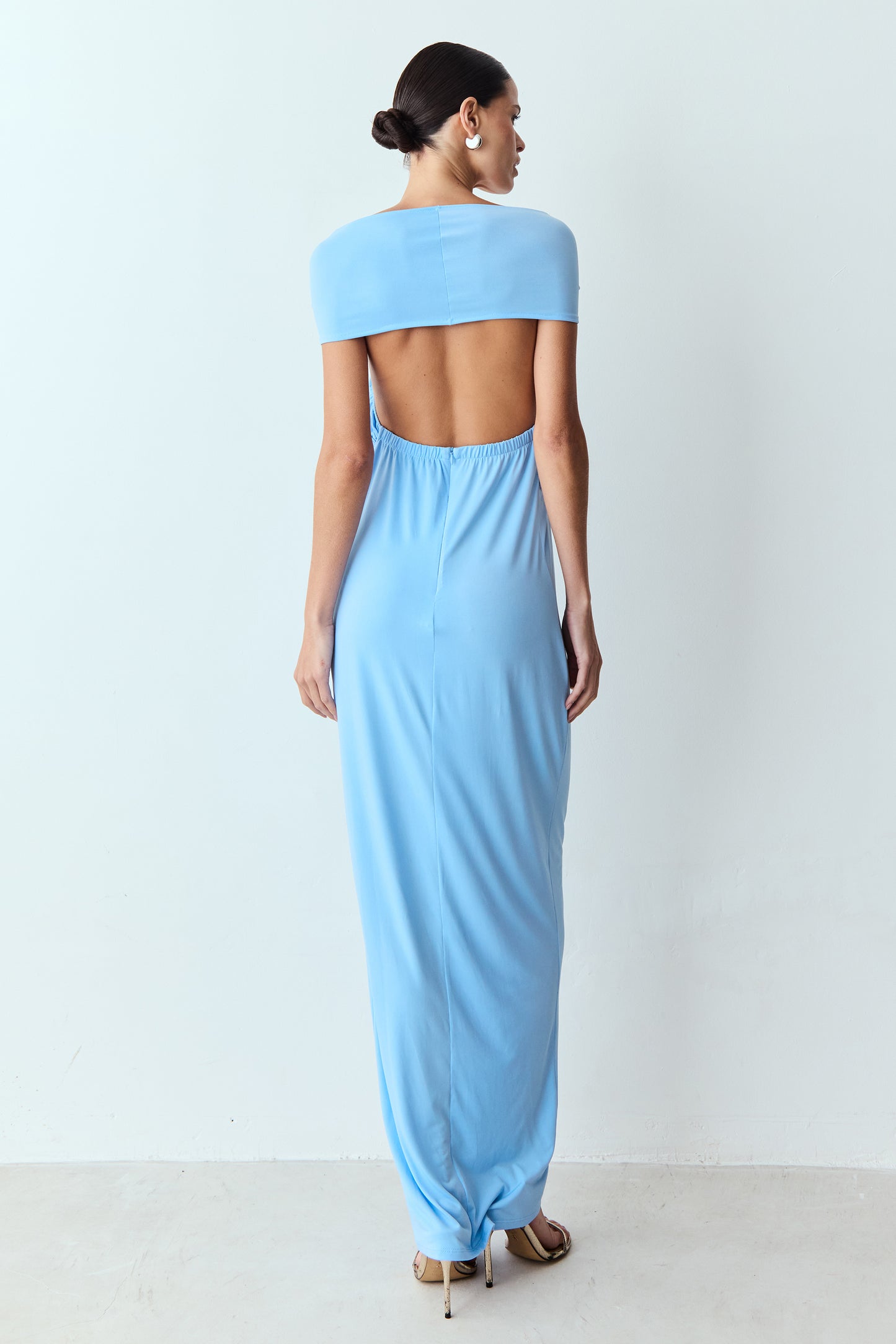VESTIDO LONGO COM NO FRONTAL E SOBREPOSIÇÃO OMBROS AZUL MEDITERRANEO