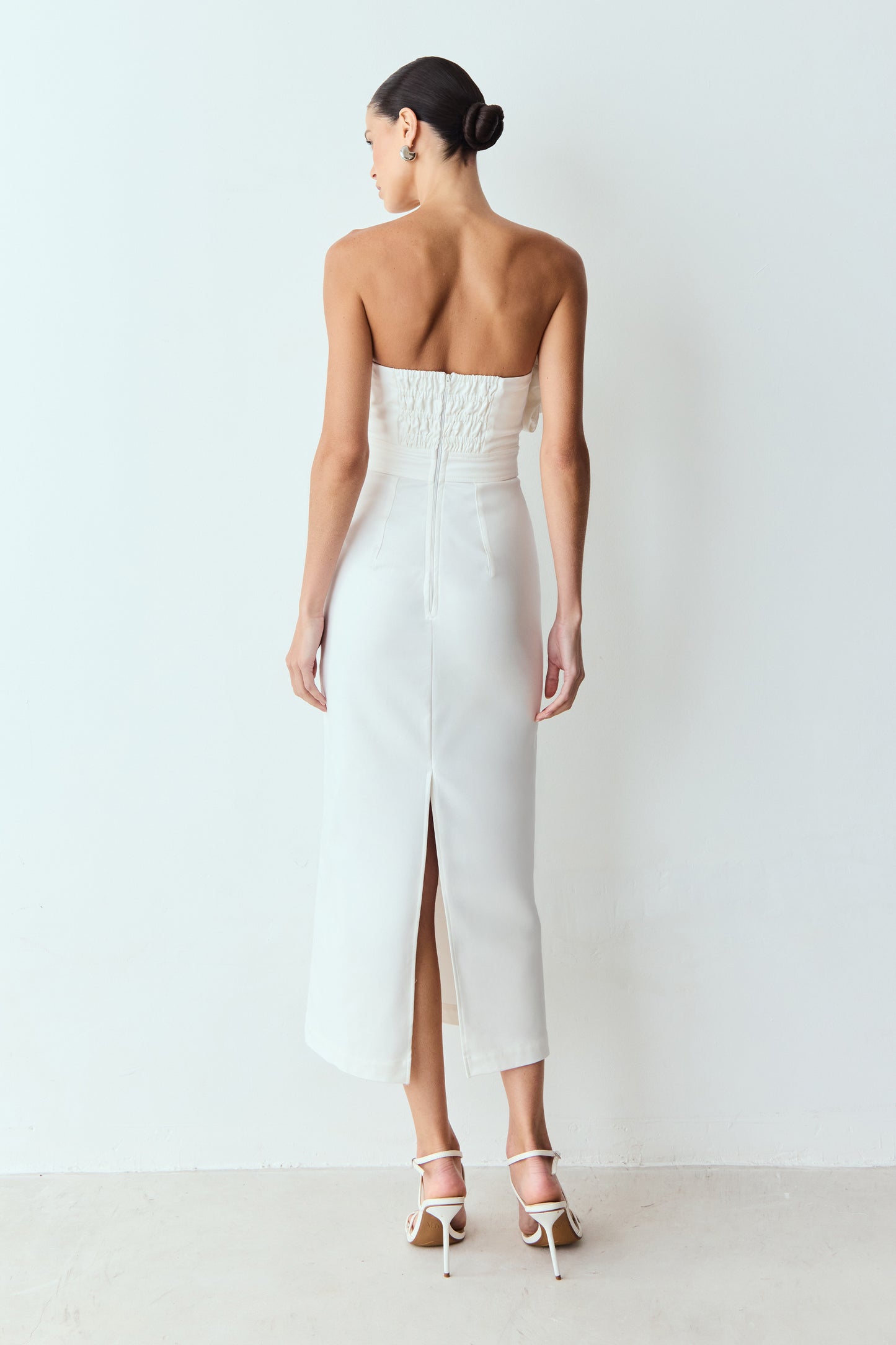 VESTIDO MIDI SOBREPOSICAO DRAPEADA DECOTE OFF WHITE