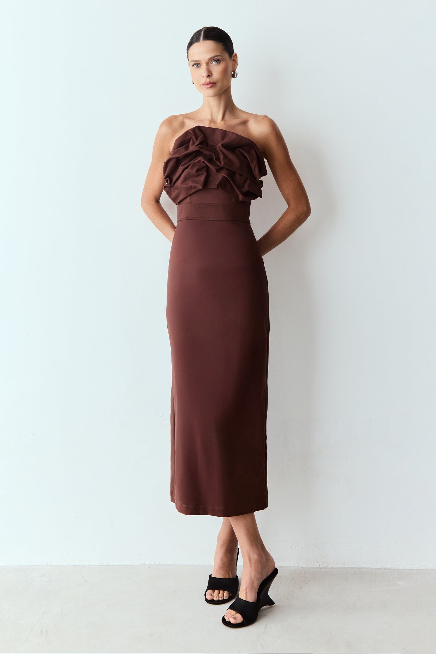 VESTIDO MIDI SOBREPOSICAO DRAPEADA DECOTE MARROM ESCURO