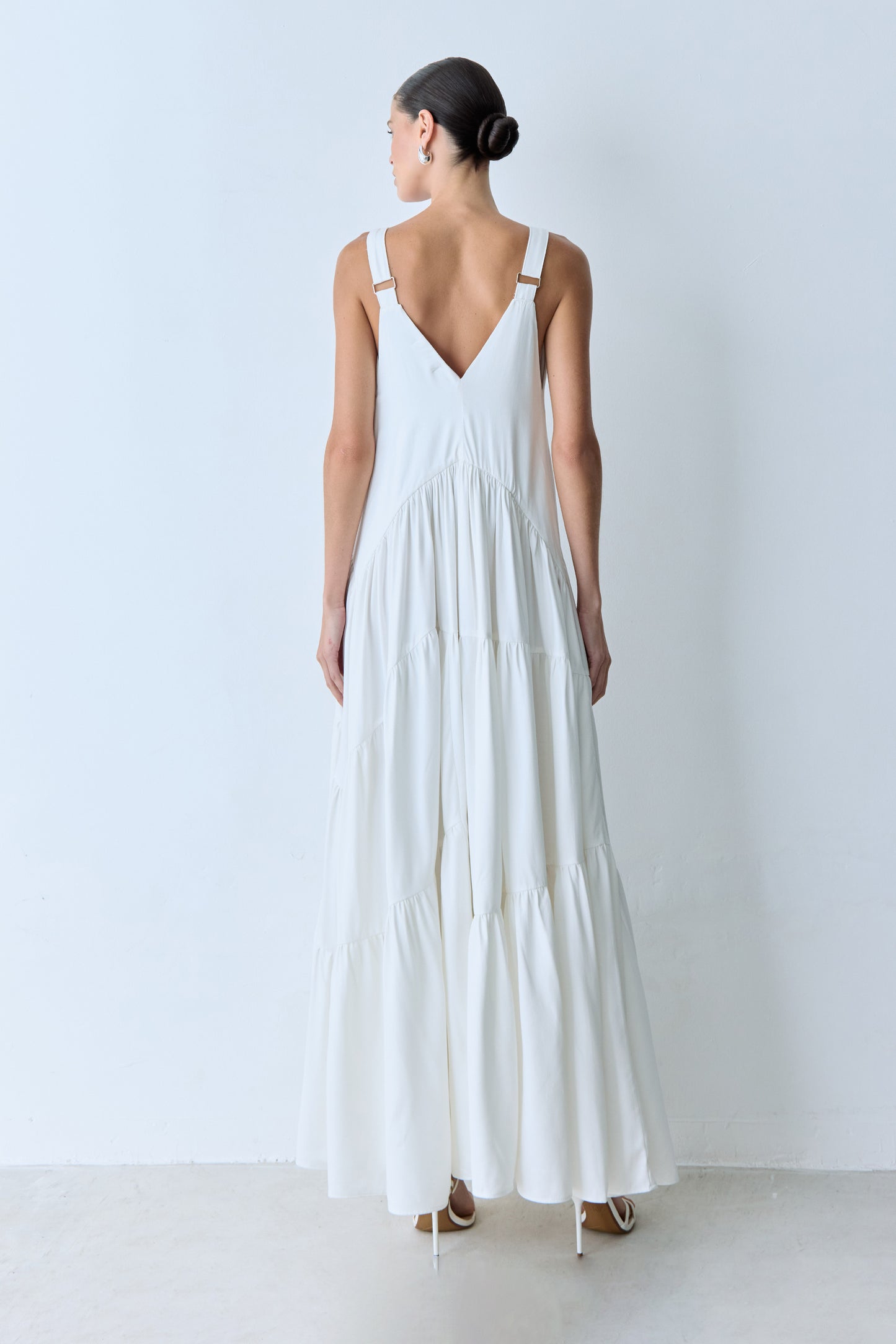 VESTIDO LONGO AMPLO DECOTE V FRENTE E COSTAS OFF WHITE