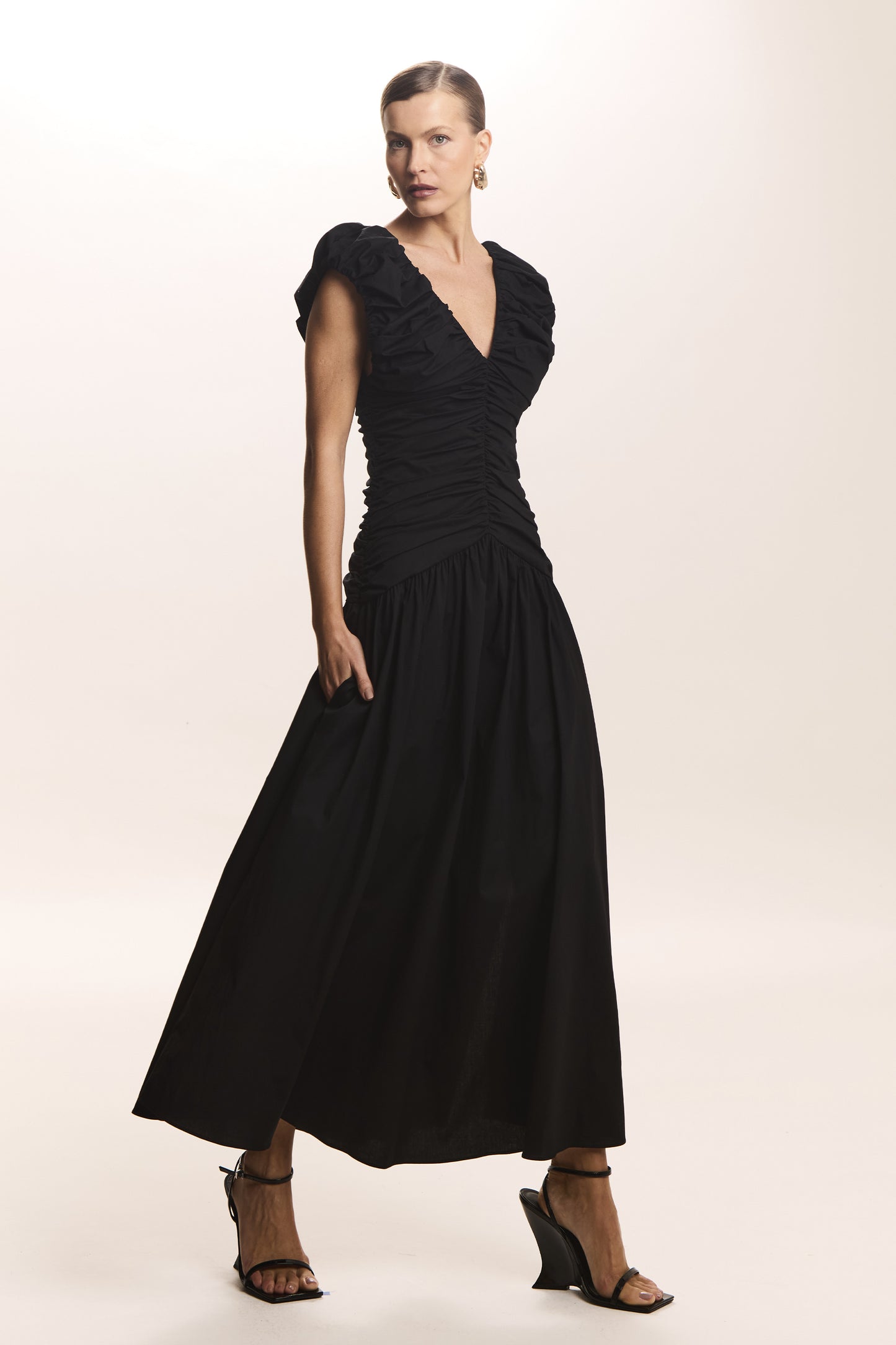 VESTIDO MIDI ALCAS FRANZIDAS COM VOLUME PRETO