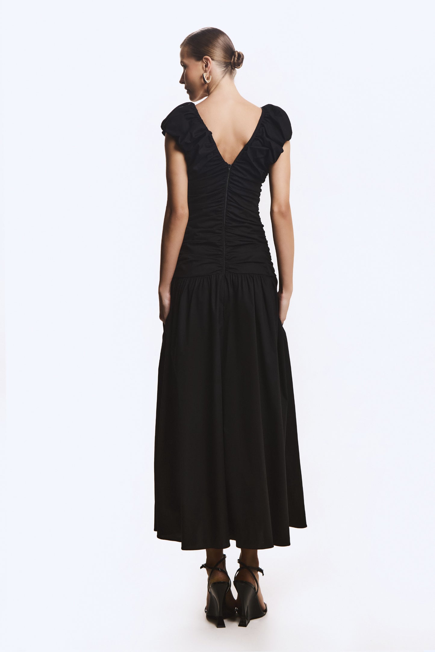 VESTIDO MIDI ALCAS FRANZIDAS COM VOLUME PRETO