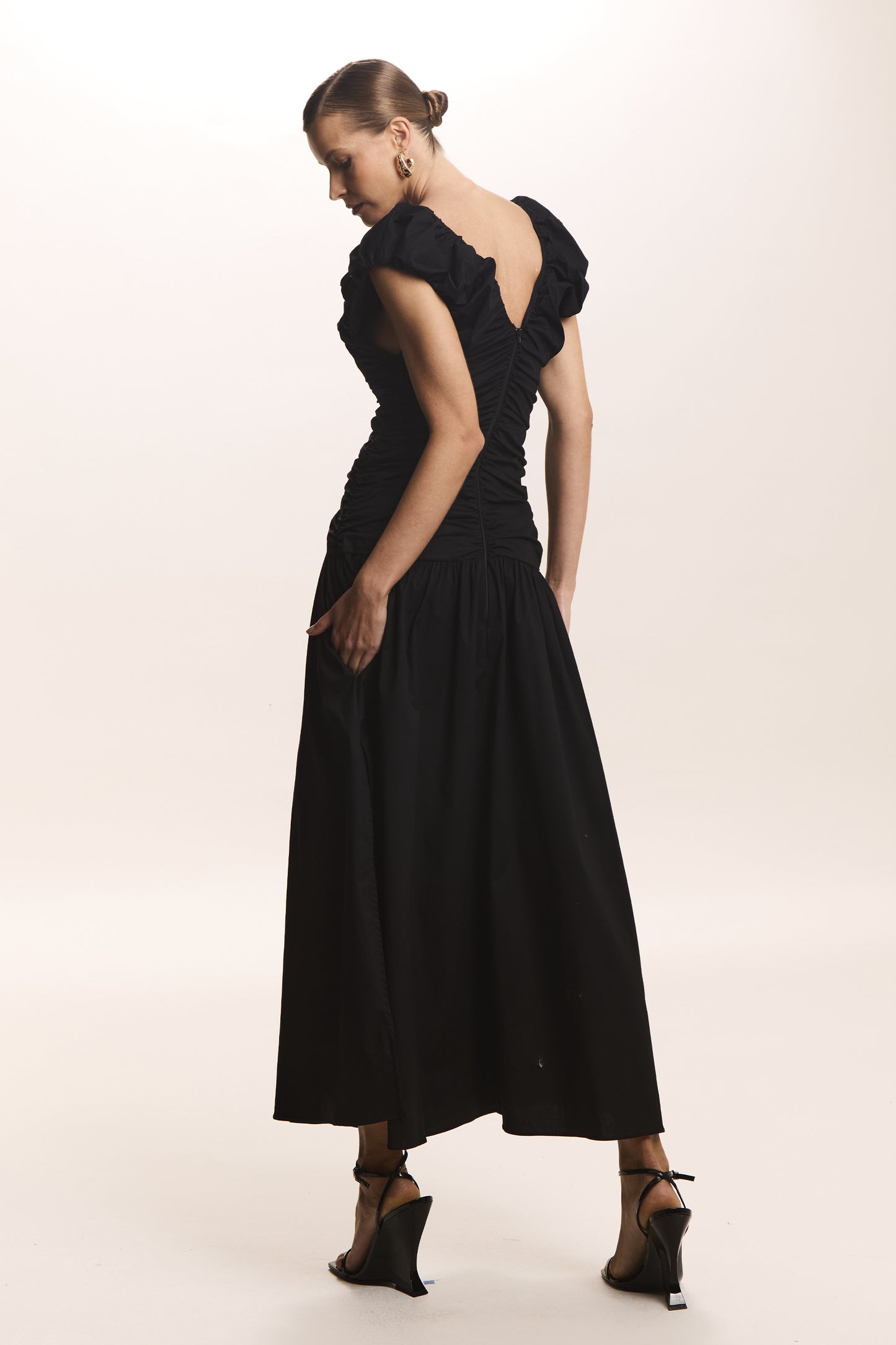 VESTIDO MIDI ALCAS FRANZIDAS COM VOLUME PRETO