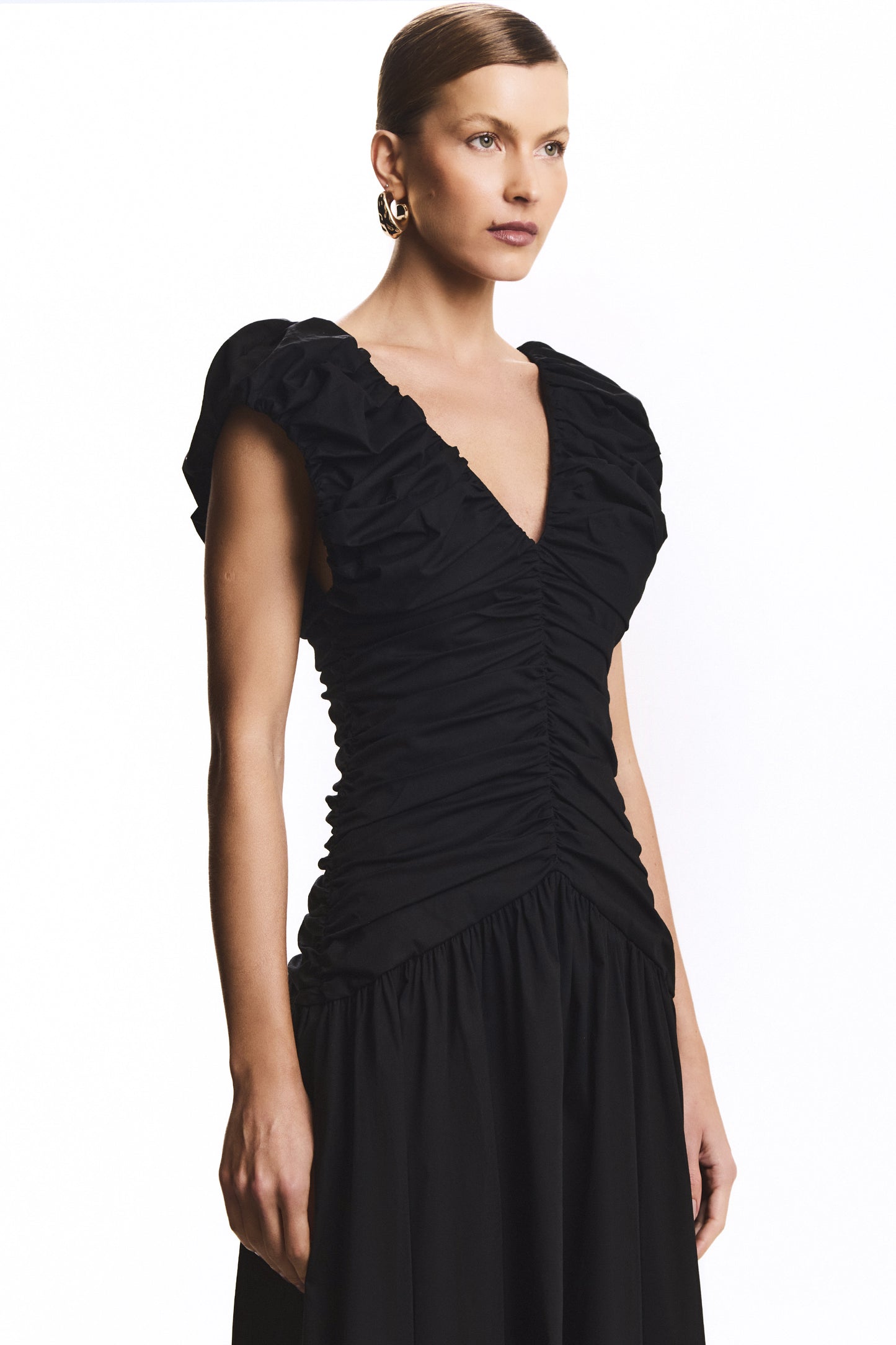 VESTIDO MIDI ALCAS FRANZIDAS COM VOLUME PRETO