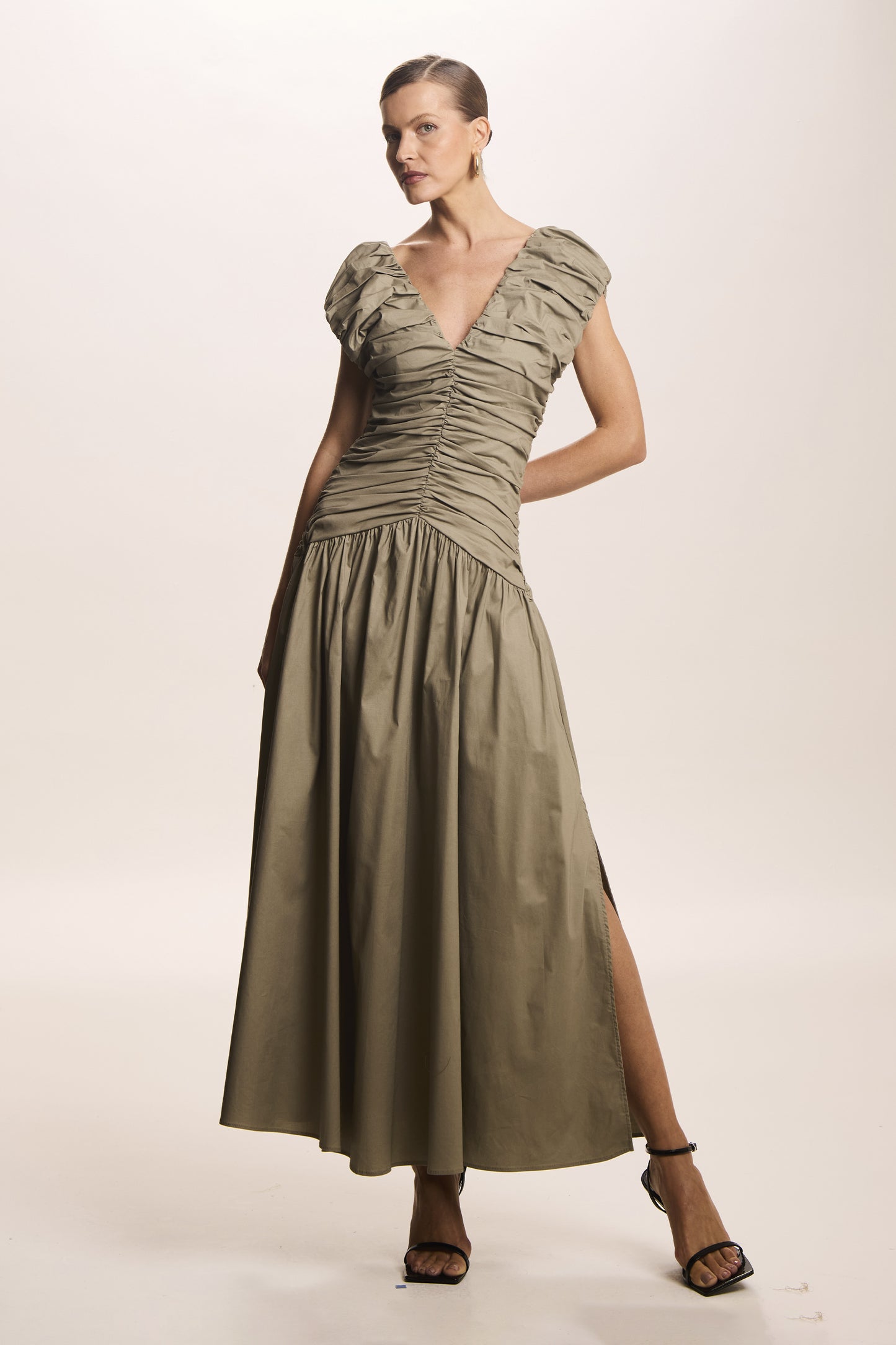 VESTIDO MIDI ALCAS FRANZIDAS COM VOLUME CINZA OLIVA