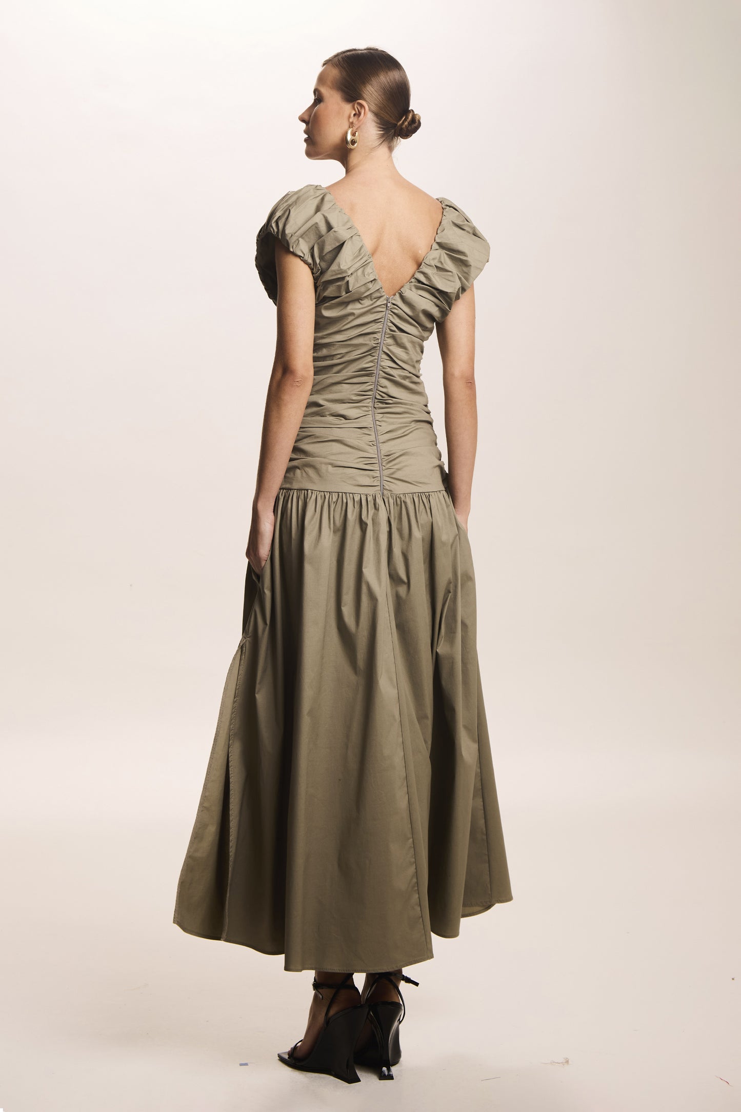 VESTIDO MIDI ALCAS FRANZIDAS COM VOLUME CINZA OLIVA