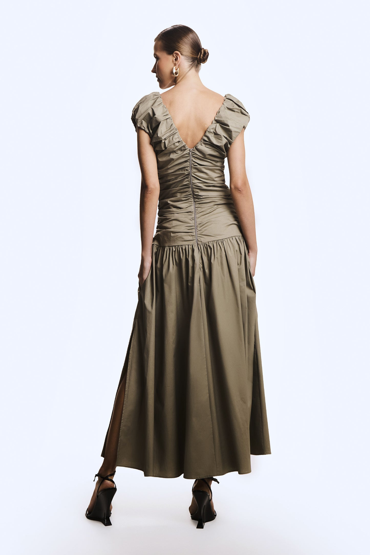 VESTIDO MIDI ALCAS FRANZIDAS COM VOLUME CINZA OLIVA