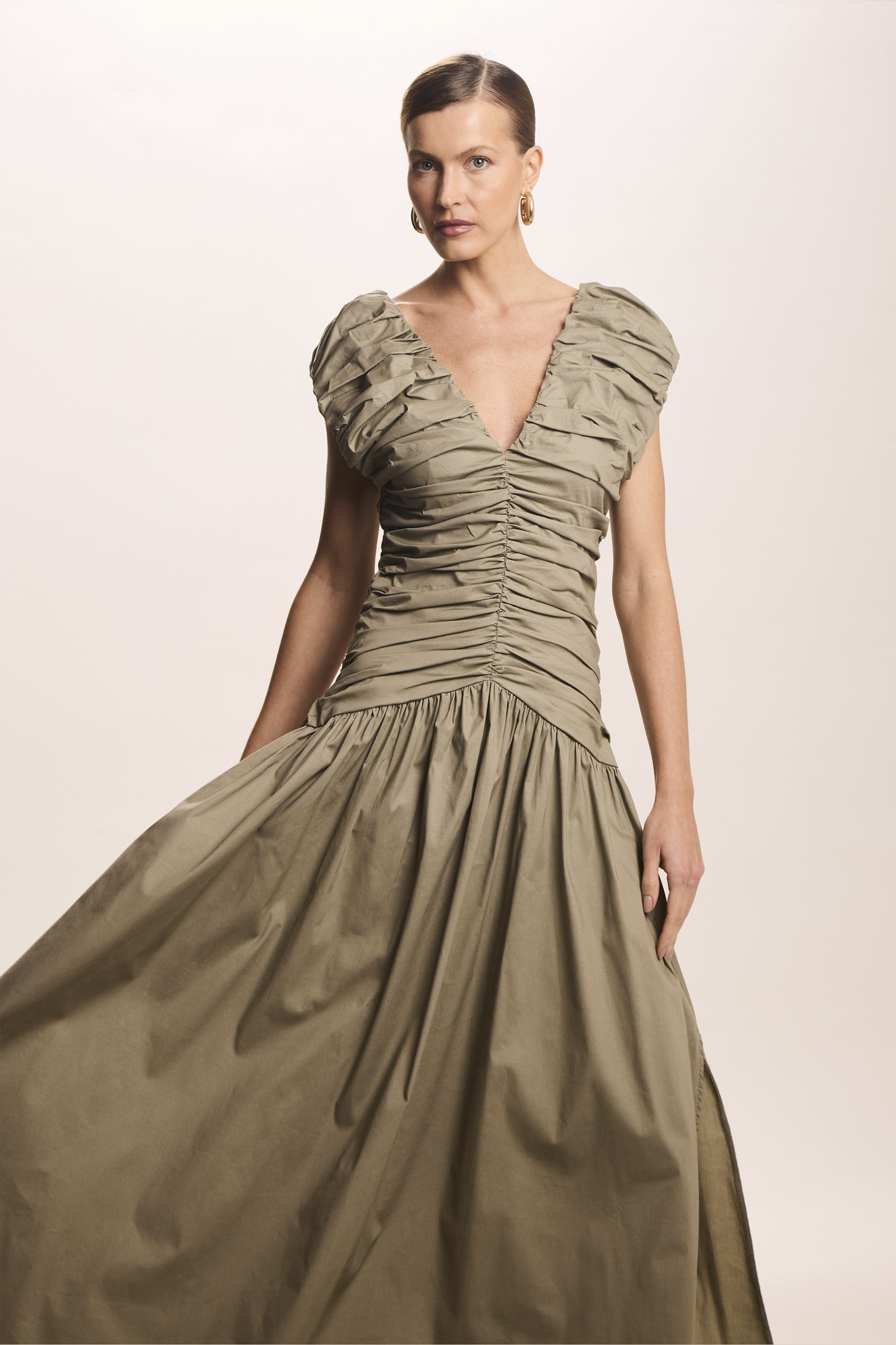 VESTIDO MIDI ALCAS FRANZIDAS COM VOLUME CINZA OLIVA