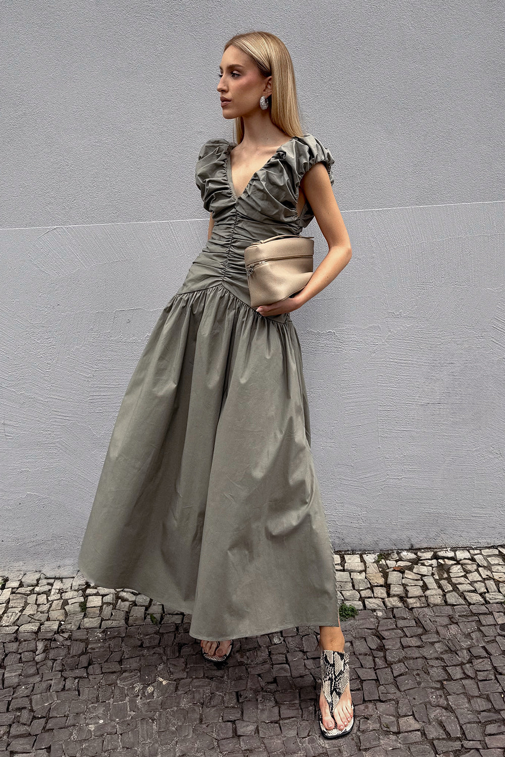 VESTIDO MIDI ALCAS FRANZIDAS COM VOLUME CINZA OLIVA