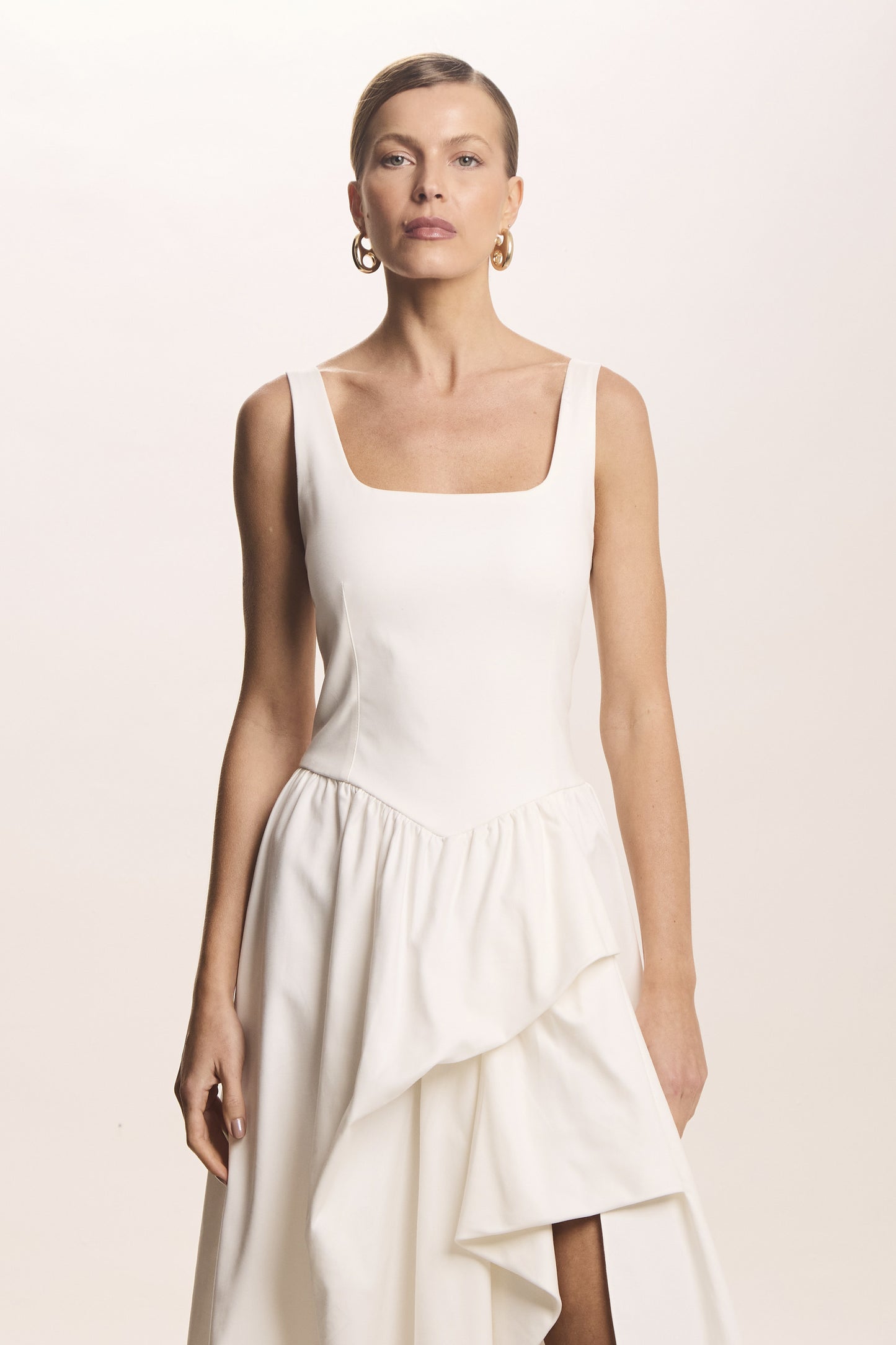 VESTIDO MIDI COM DRAPEADO ASSIMETRICO FRONTAL OFF WHITE