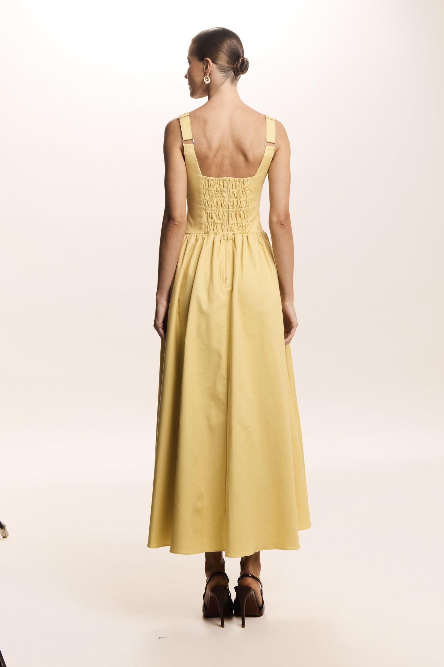 VESTIDO MIDI COM DRAPEADO ASSIMETRICO FRONTAL AMARELO MANTEIGA