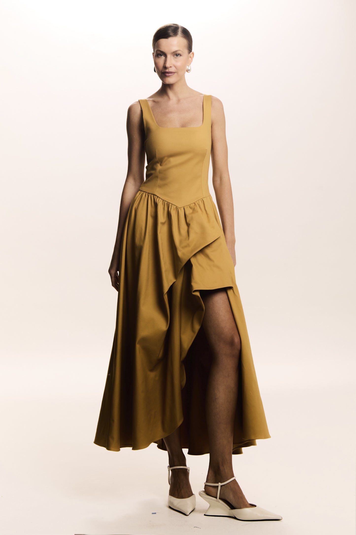 VESTIDO MIDI COM DRAPEADO ASSIMETRICO FRONTAL KAKI MEDIO